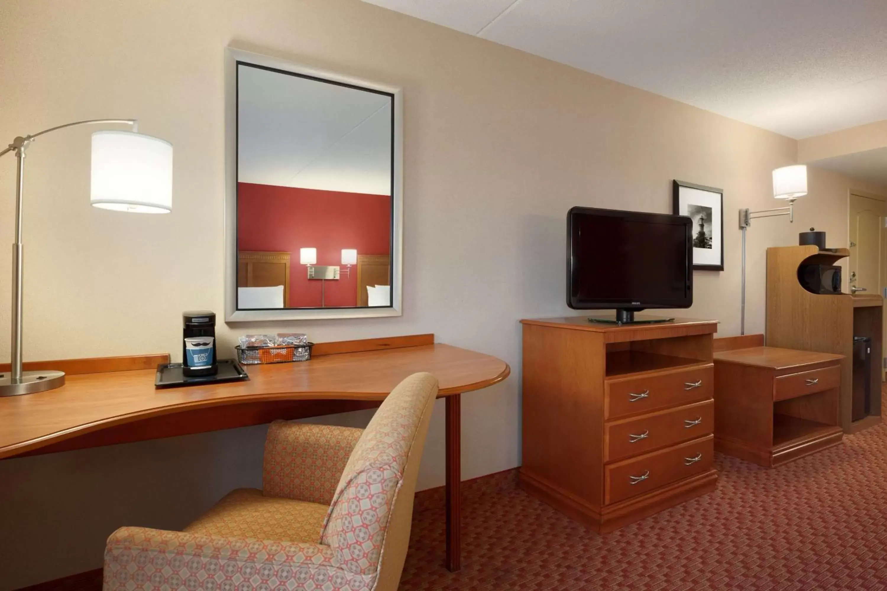 Living room, TV/Entertainment Center in Hampton Inn & Suites East Hartford