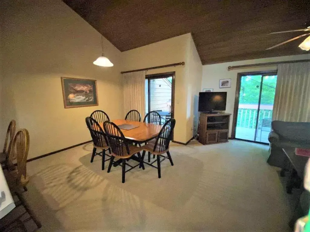 Dining Area in Fairway Forest