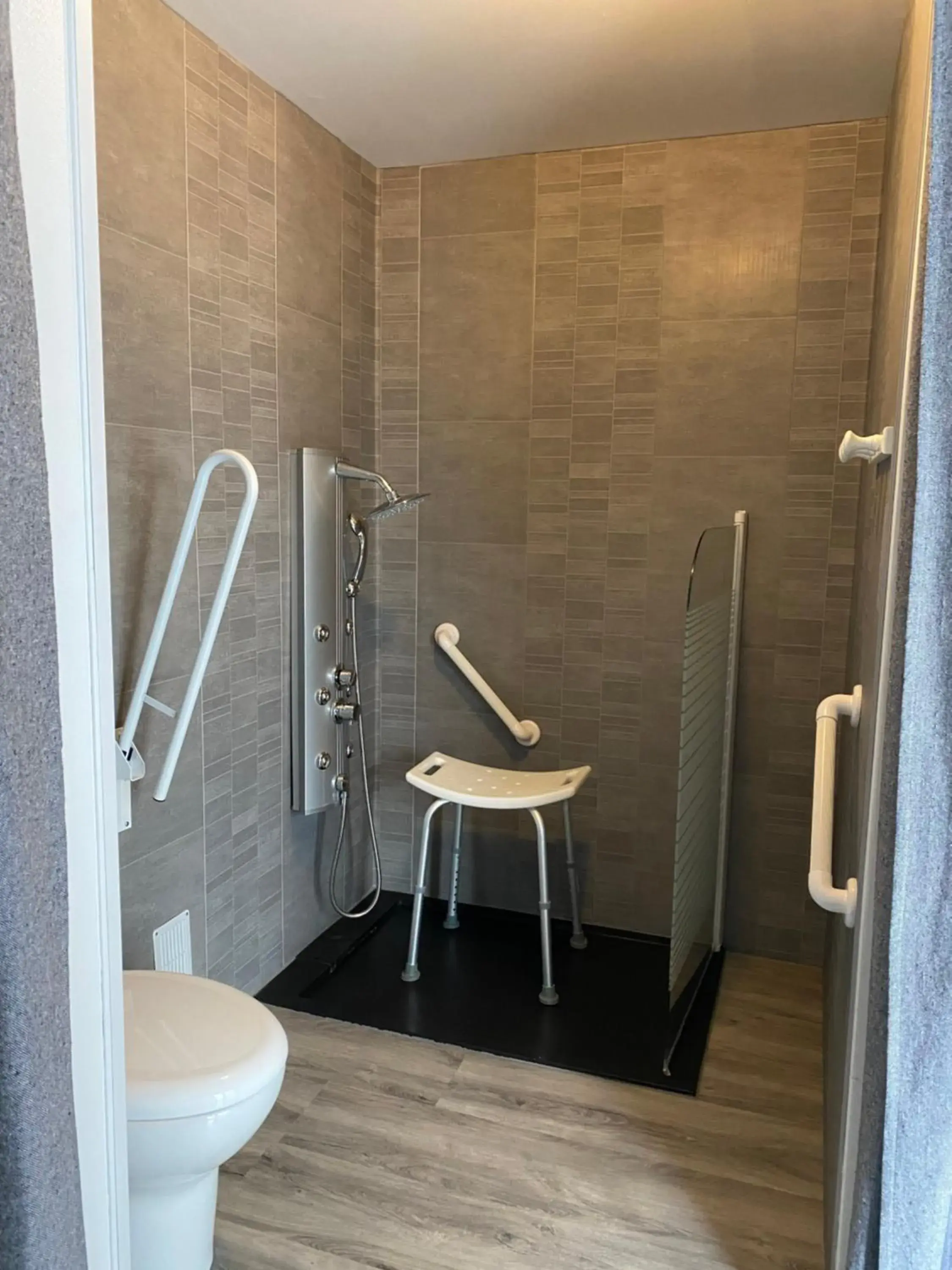 Shower, Bathroom in Hôtel du cirque Troyes centre historique