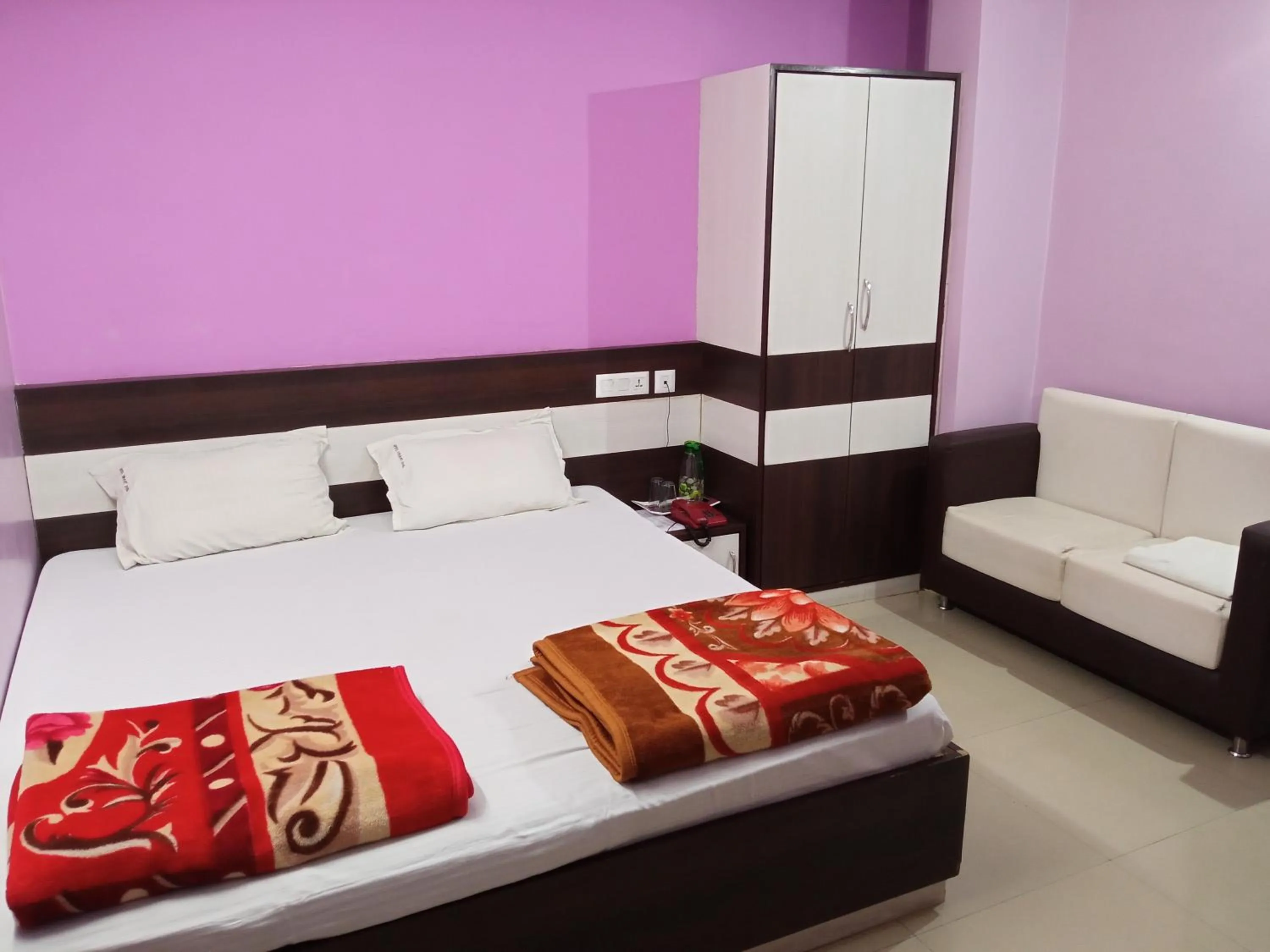 Bed in Hotel Viraat Inn