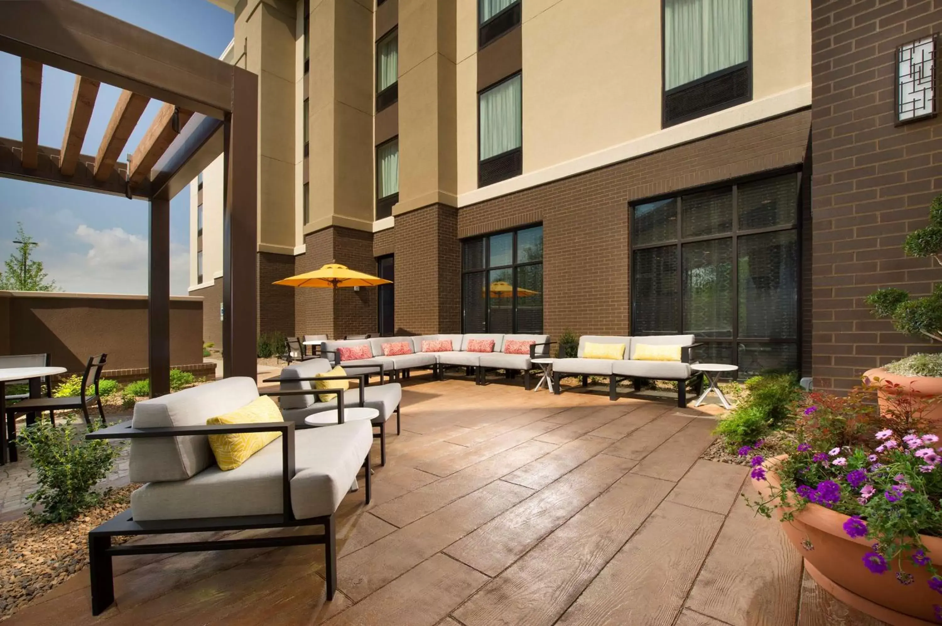 Property building in Hampton Inn Louisville East Hurstbourne