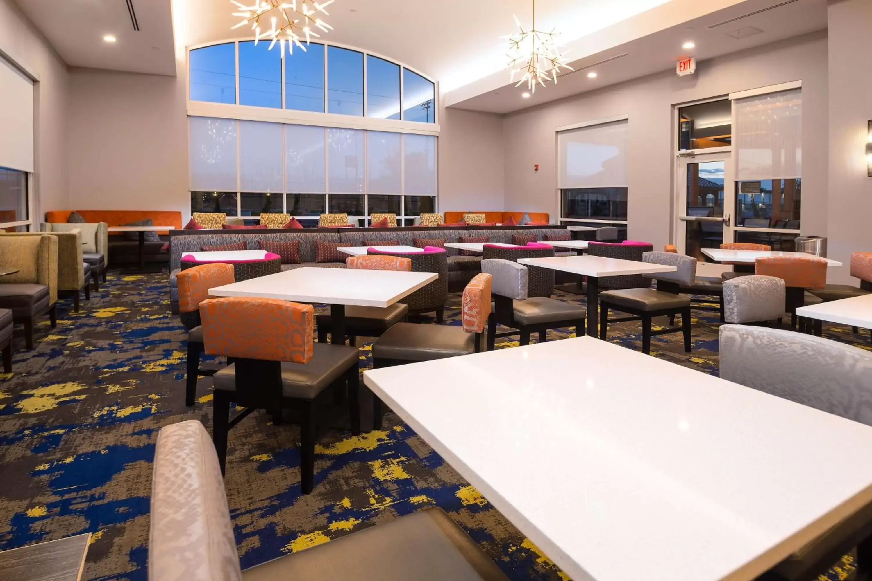 Seating area, Restaurant/Places to Eat in Homewood Suites By Hilton Tulsa Catoosa