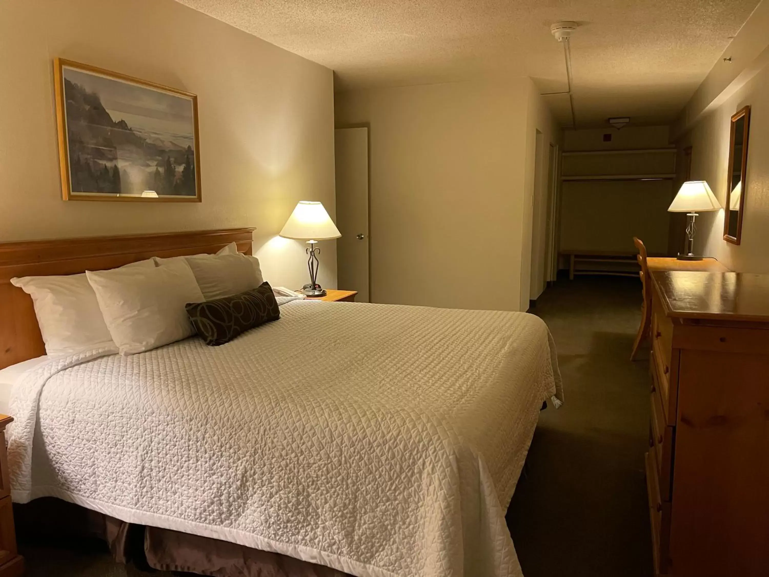 Bedroom, Bed in Coast Inn at Lake Hood