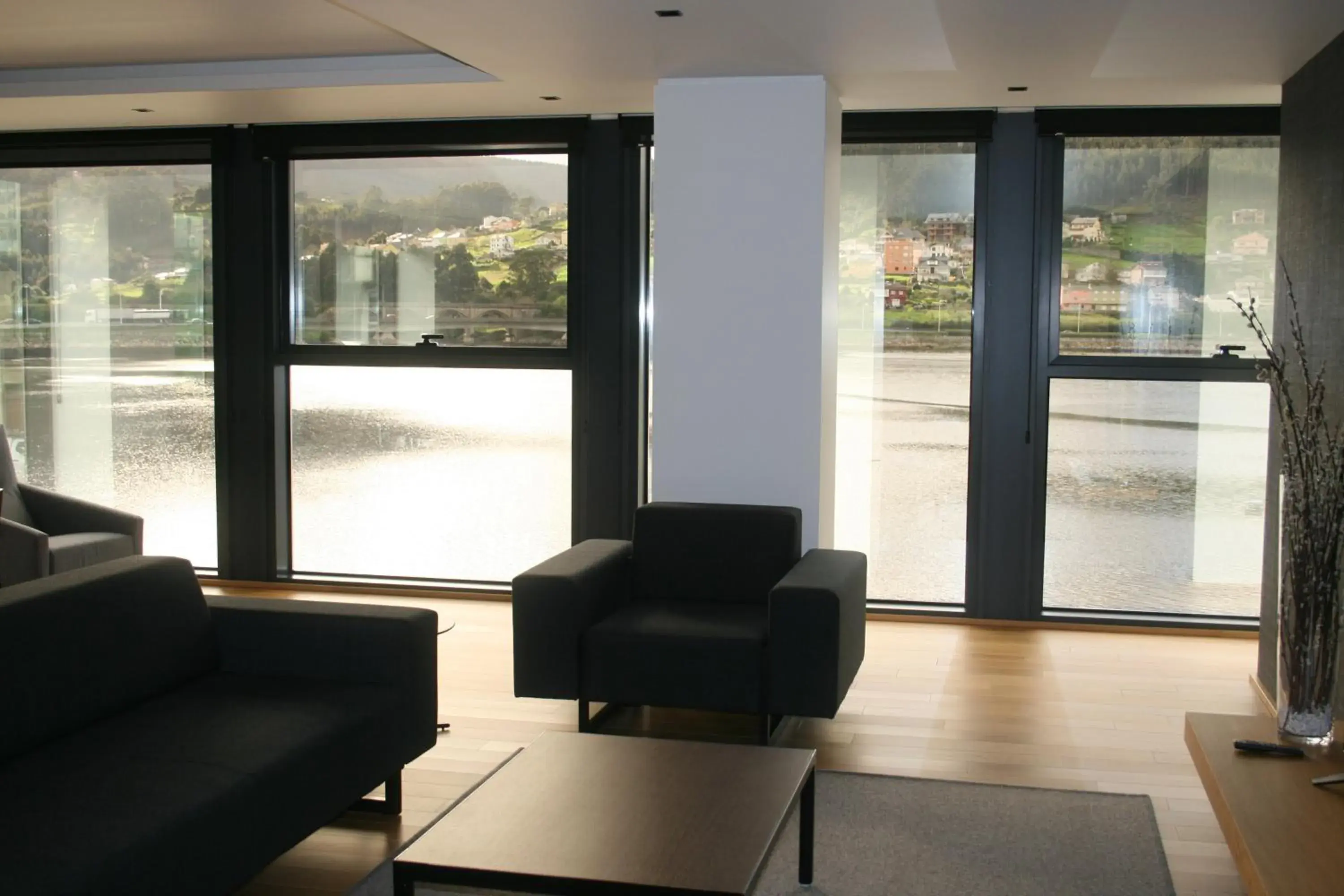 Communal lounge/ TV room, Lobby/Reception in Viveiro Urban Hotel