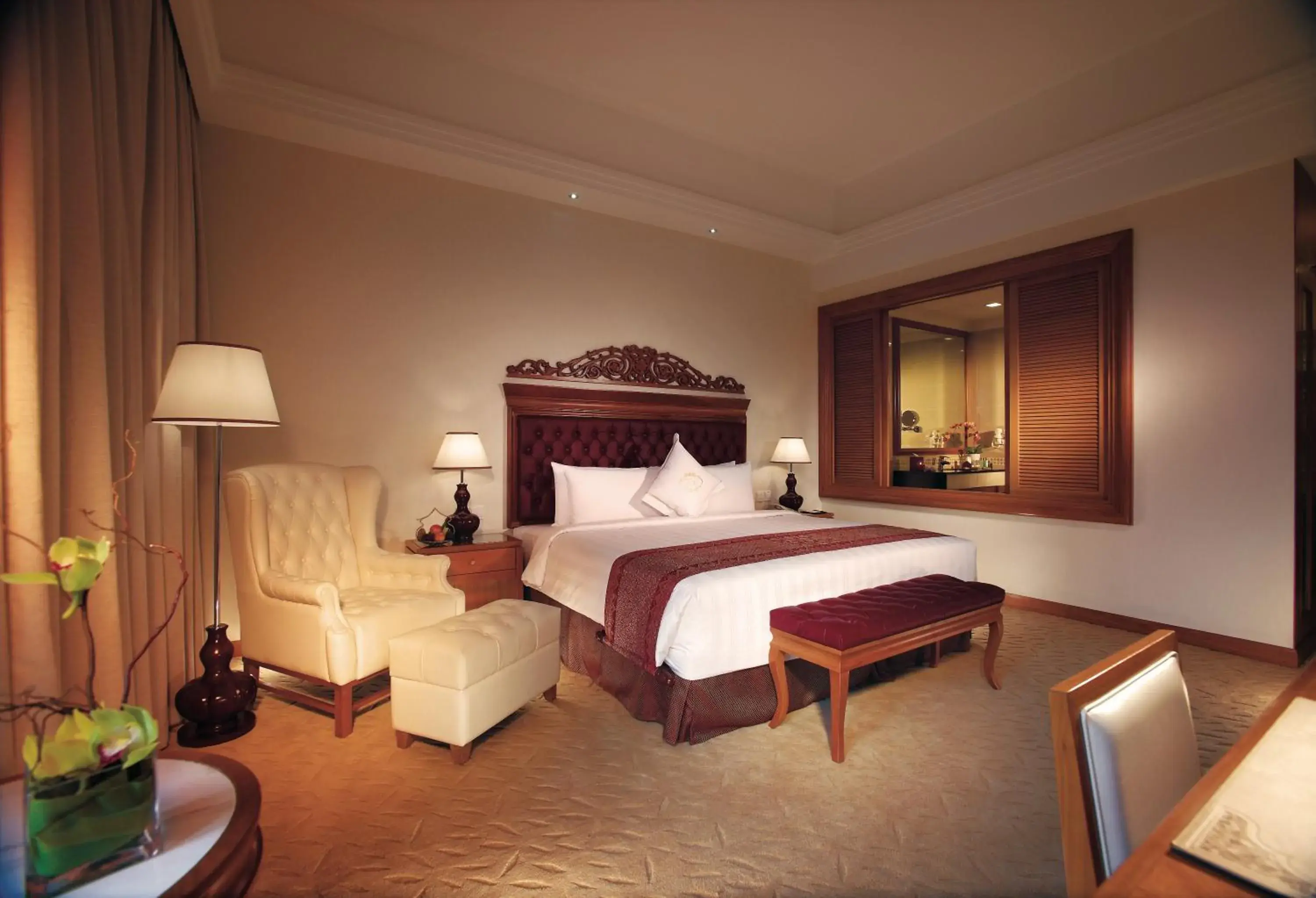 Photo of the whole room, Bed in Royale Chulan Kuala Lumpur