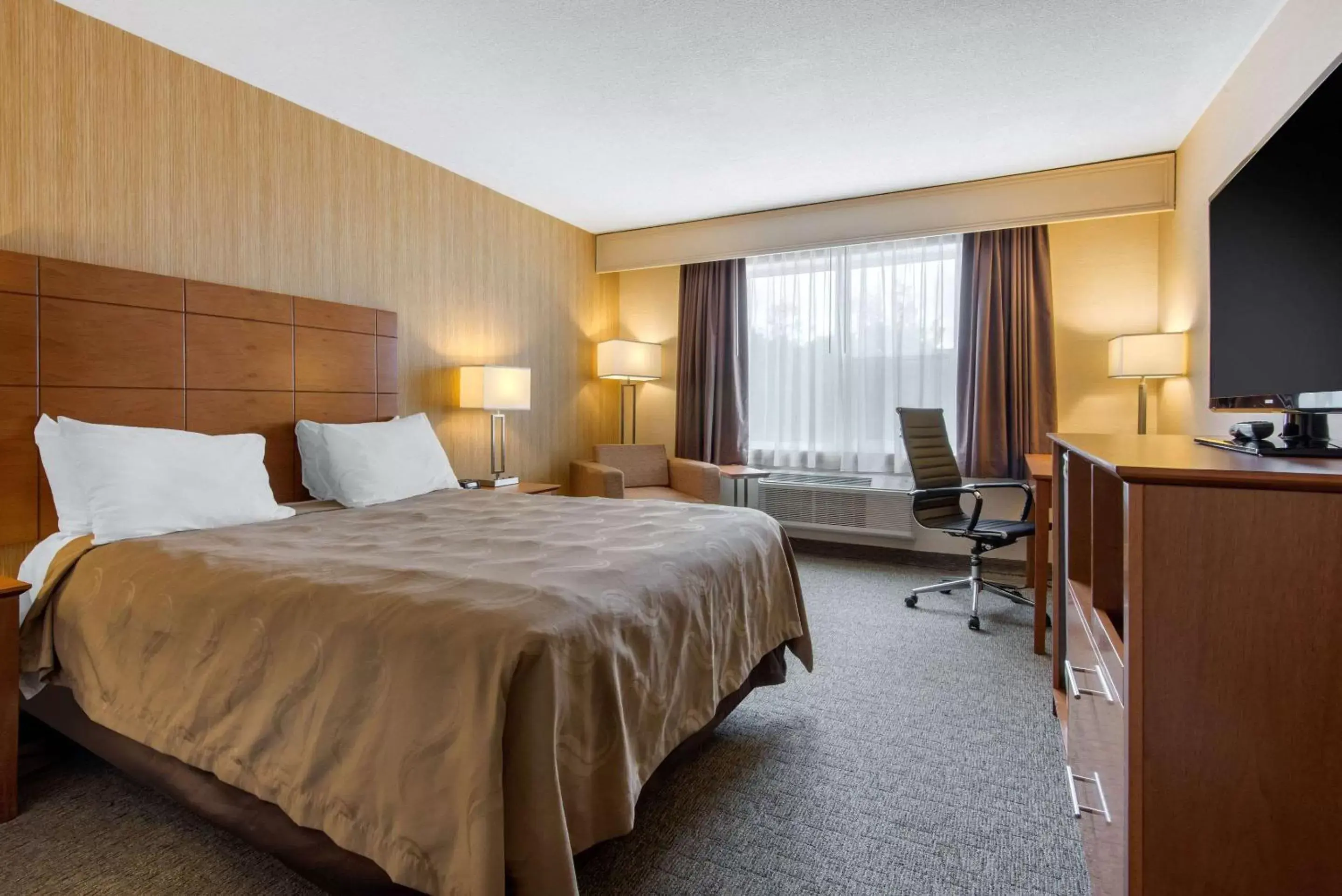 Photo of the whole room, Bed in Quality Inn & Conference Centre Downtown Sudbury
