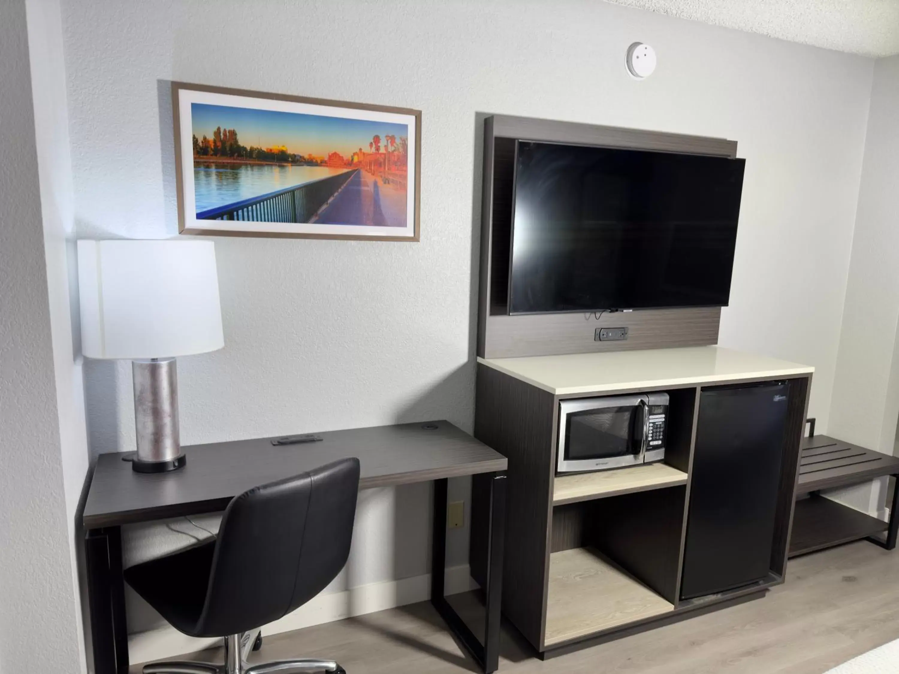 TV and multimedia, TV/Entertainment Center in La Quinta Inn by Wyndham Stockton