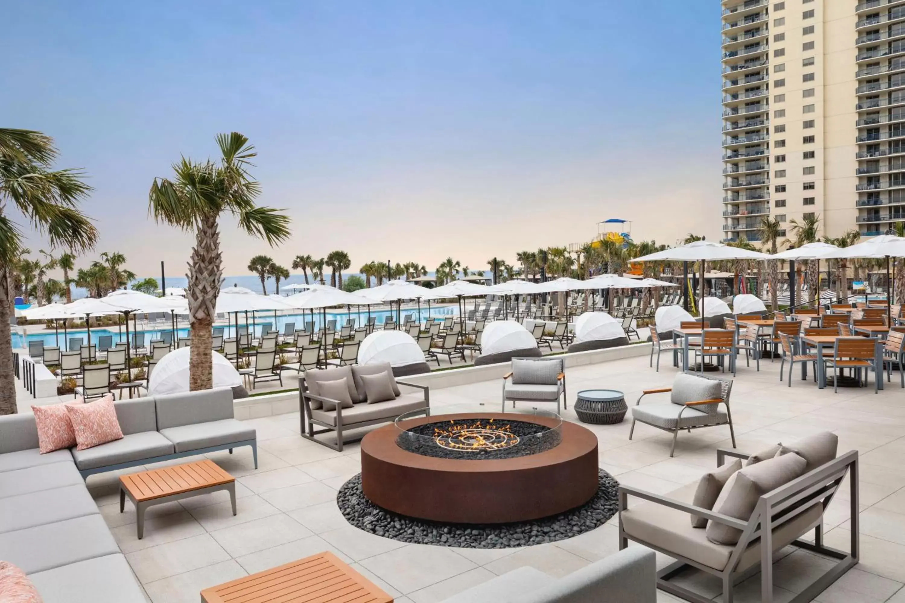 Lounge or bar in Embassy Suites by Hilton Myrtle Beach Oceanfront Resort