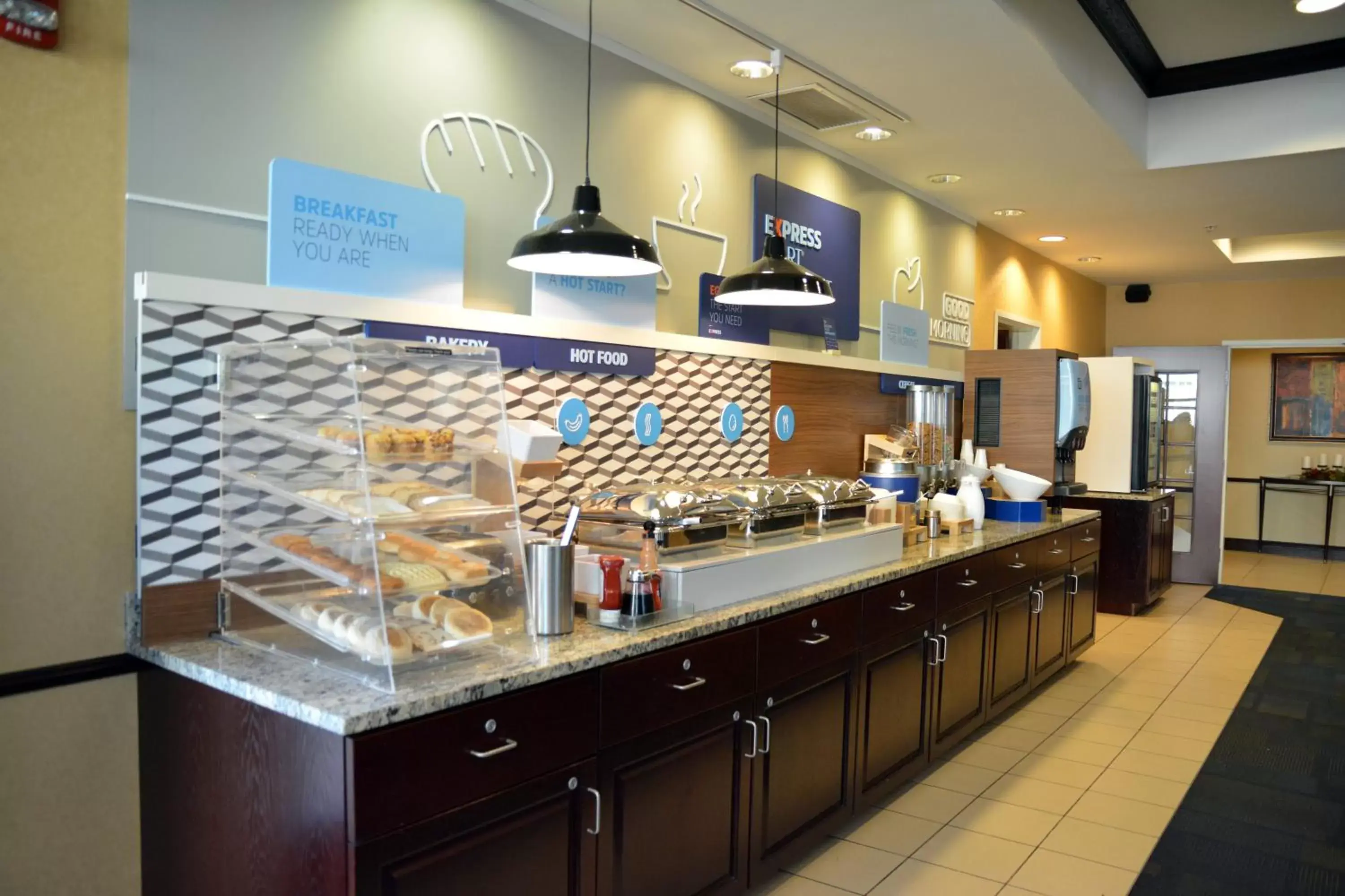Breakfast, Kitchen/Kitchenette in Holiday Inn Express & Suites Youngstown West I 80, an IHG Hotel