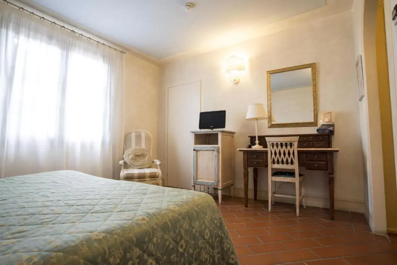 Bedroom, TV/Entertainment Center in Park Hotel Santa Maria a Monte