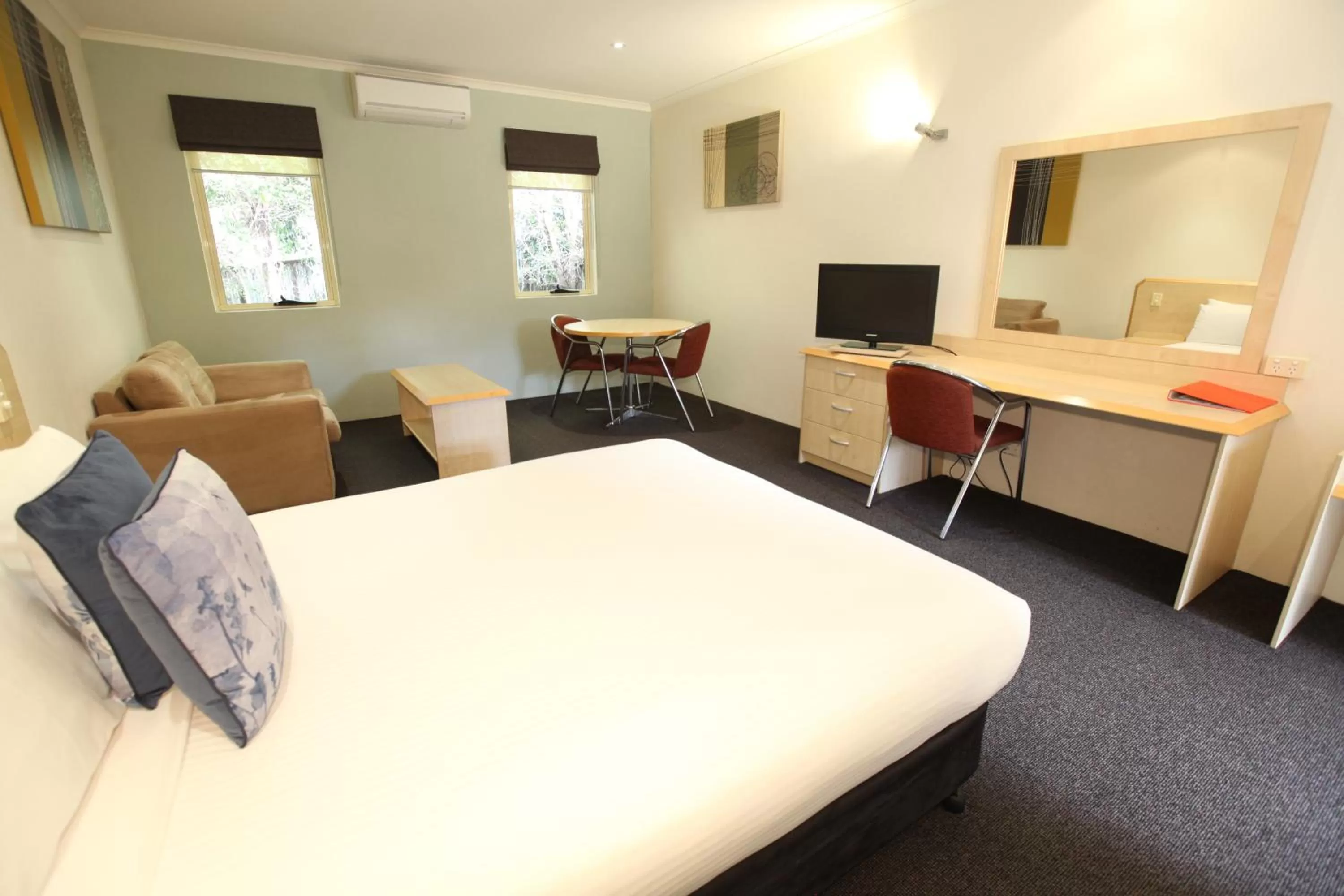 Photo of the whole room, Bed in Red Bridge Motor Inn