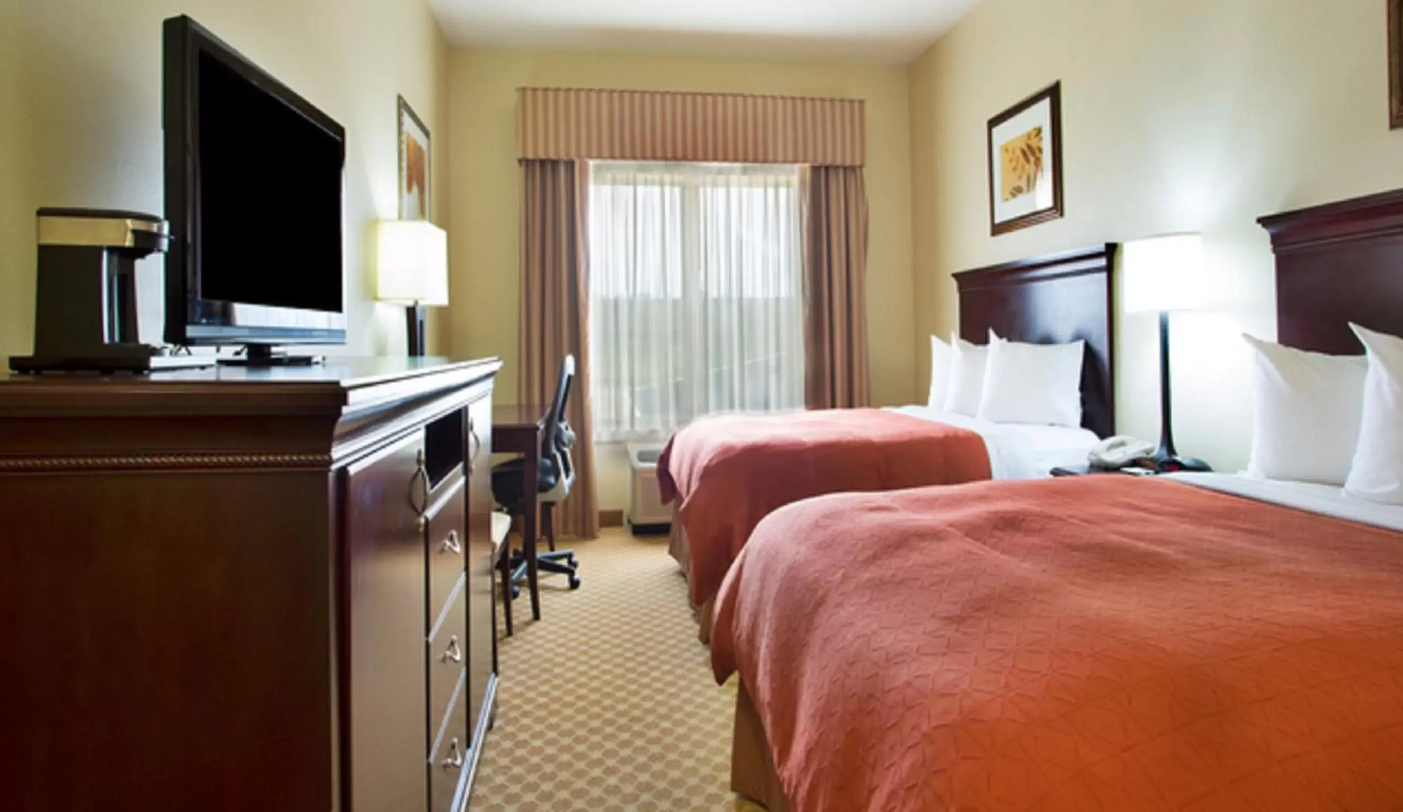 Day, Bed in Country Inn & Suites by Radisson, Pineville, LA