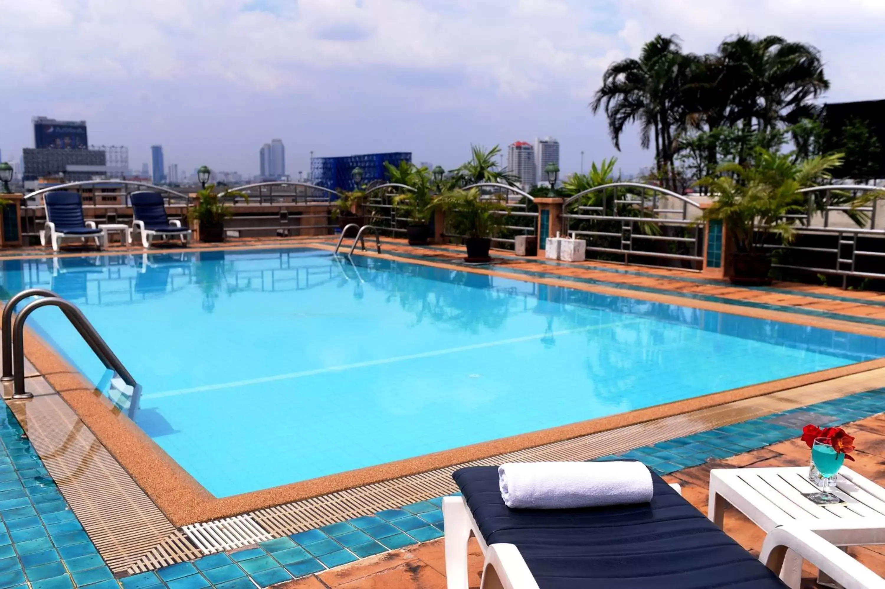 Swimming Pool in Royal Suite Hotel Bangkok