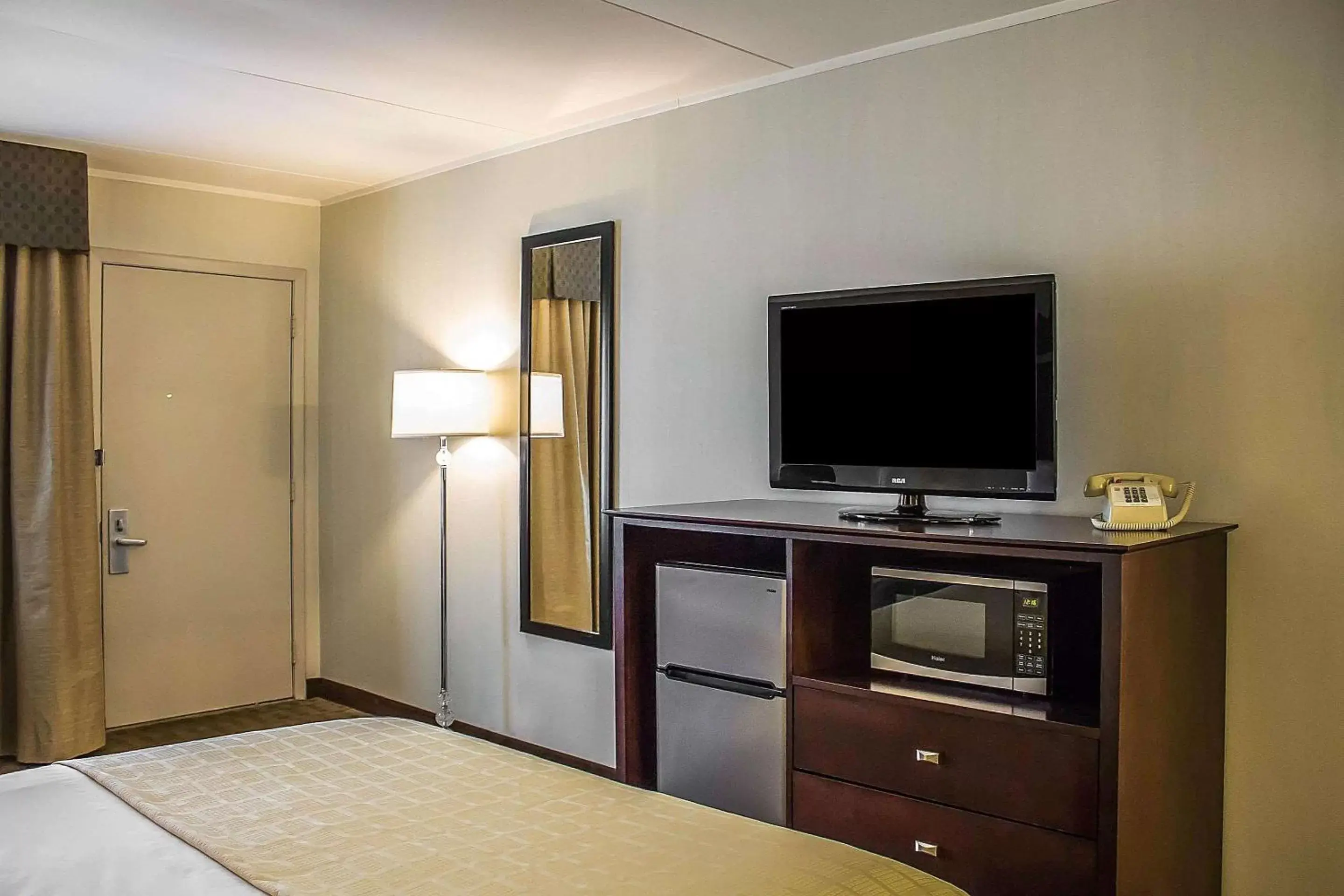 Photo of the whole room, TV/Entertainment Center in Quality Inn