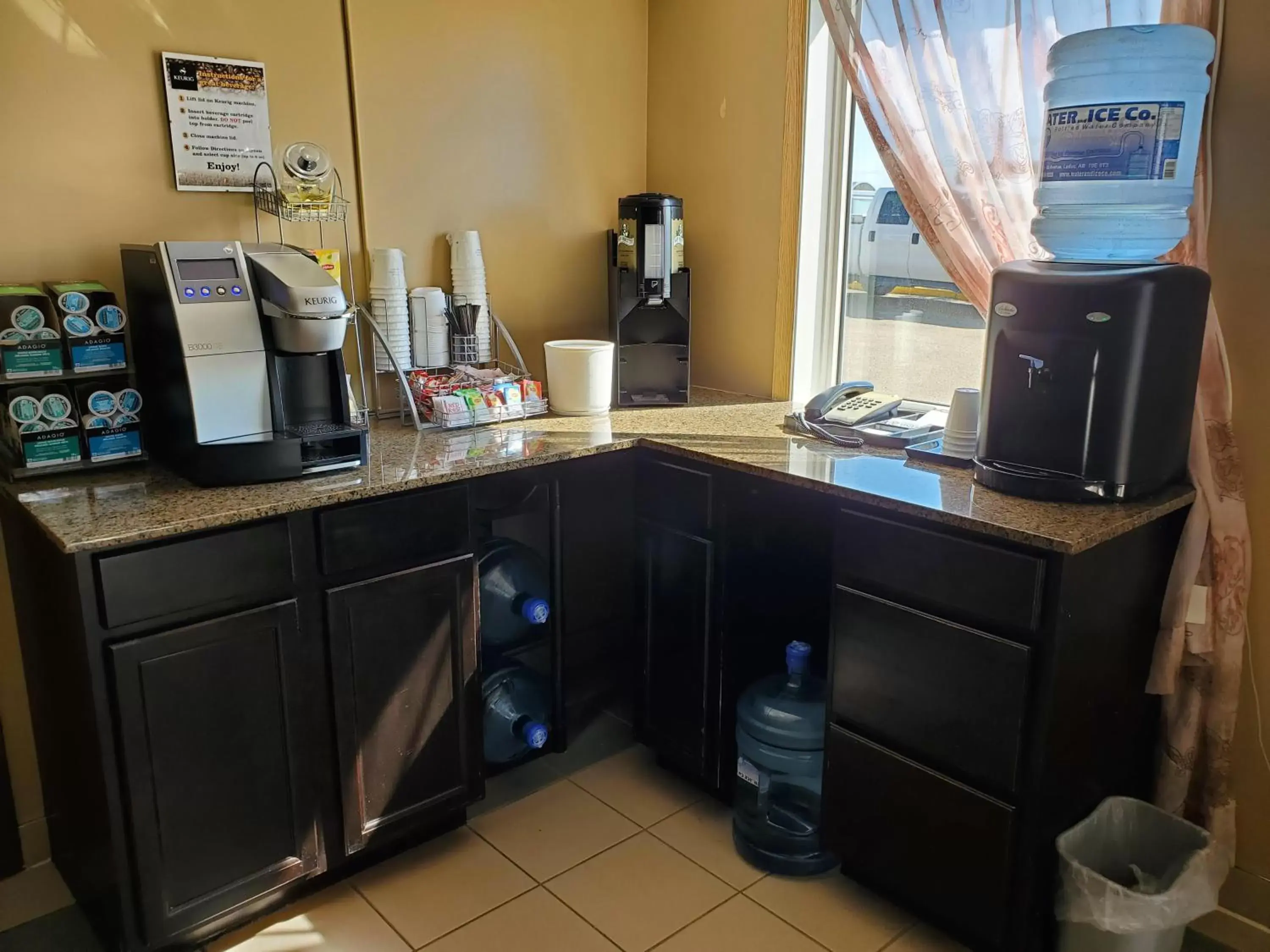 Coffee/tea facilities, Kitchen/Kitchenette in Super 8 by Wyndham Edmonton International Airport