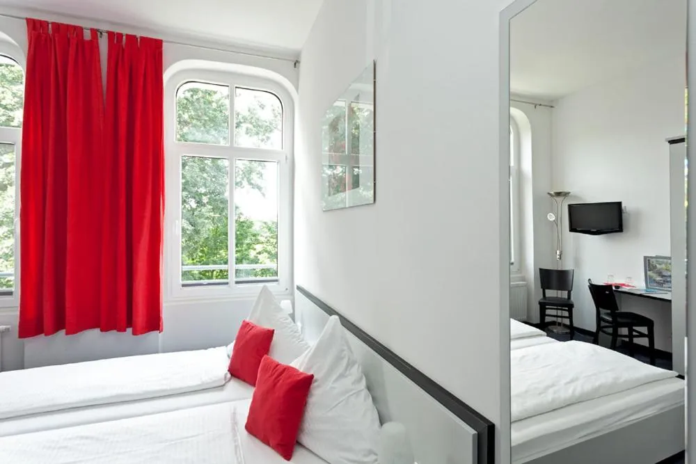 Day, Bed in Hotel zwischen den Seen