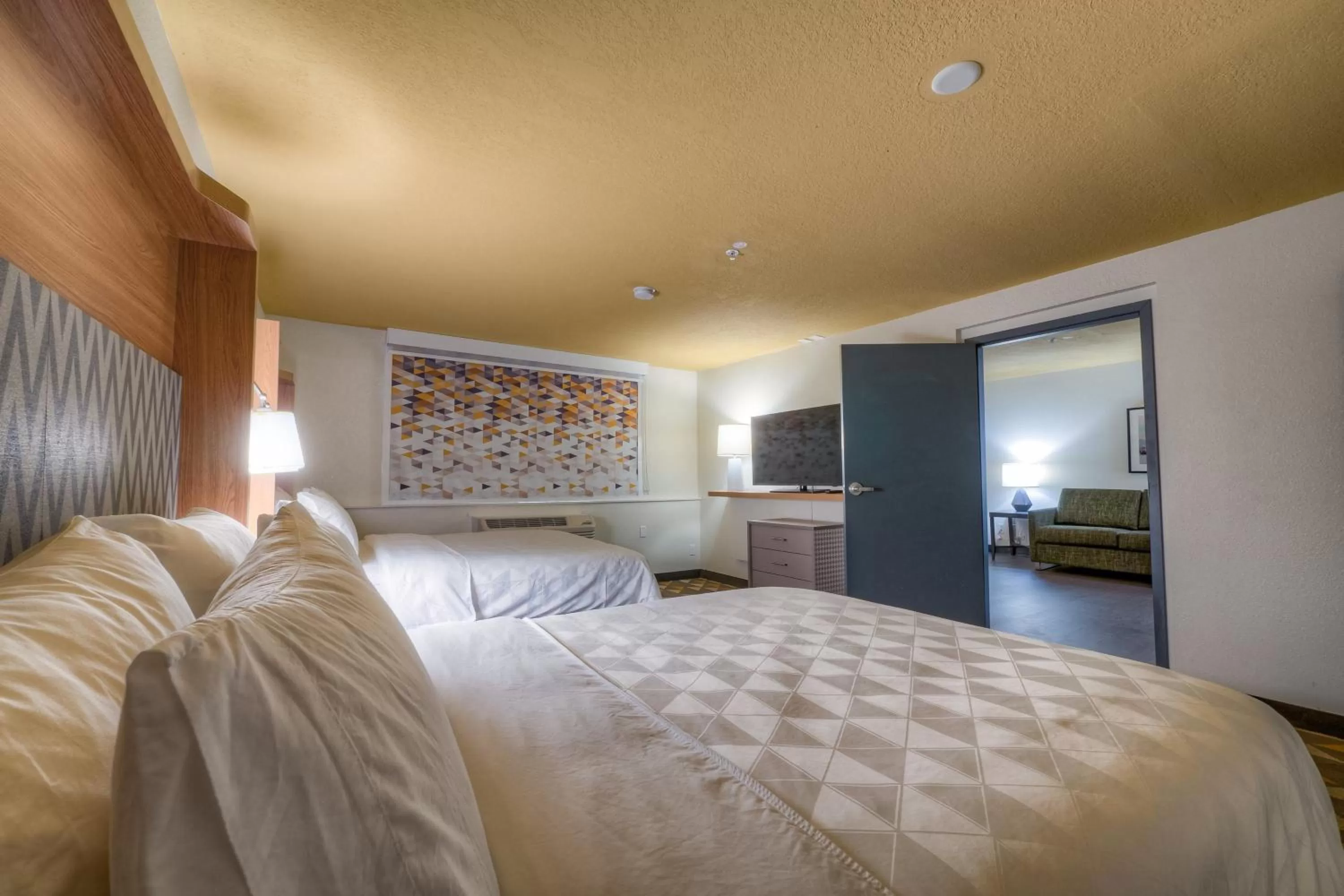 Photo of the whole room, Bed in Holiday Inn Tacoma Mall by IHG