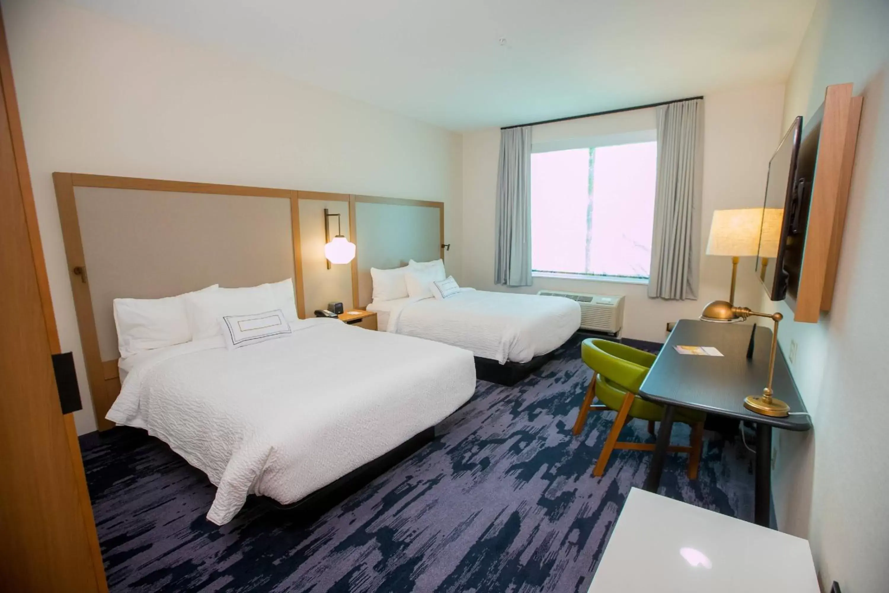 Photo of the whole room, Bed in Fairfield Inn & Suites By Marriott Alexandria