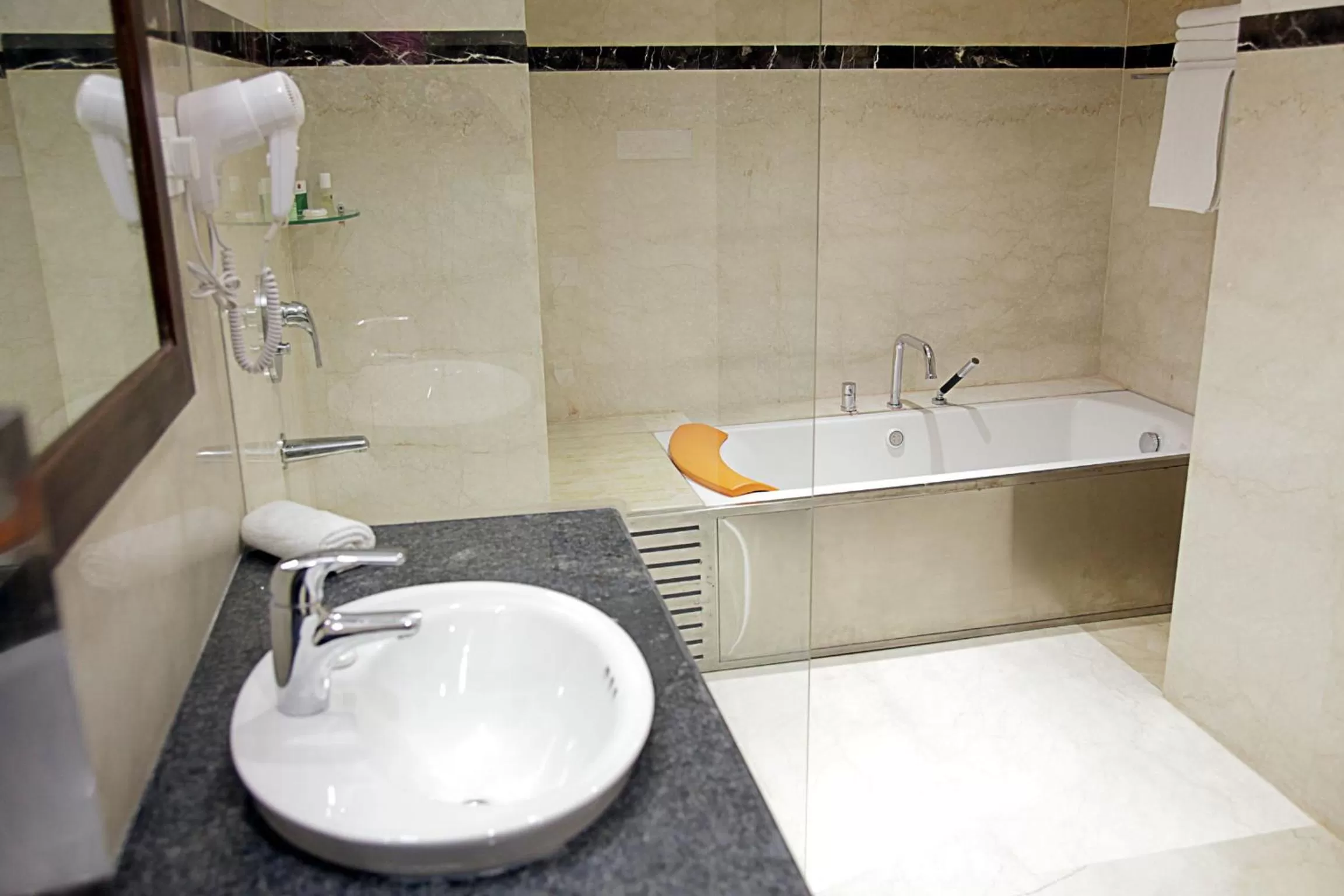 Shower in Hotel Cama