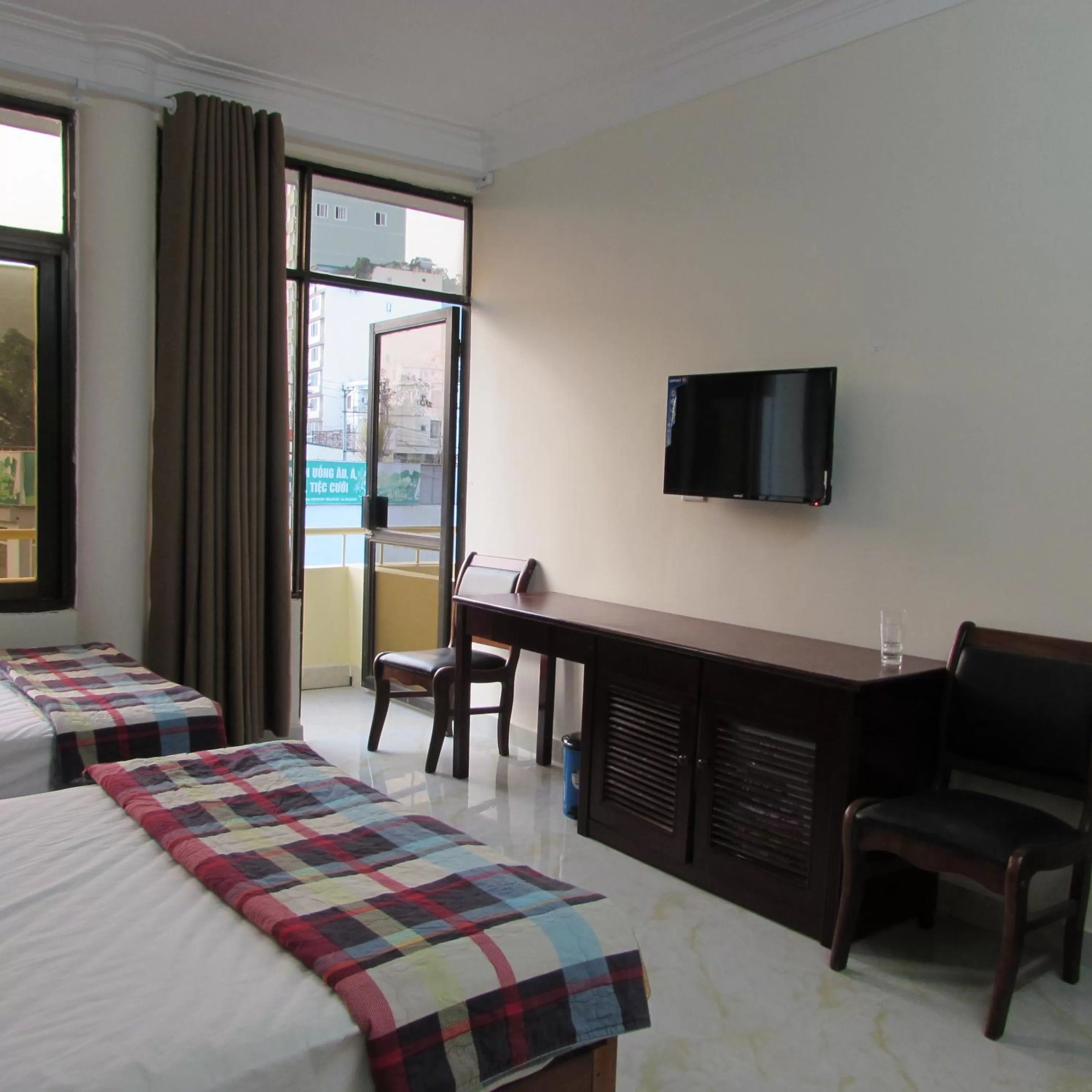 Living room, Bed in Viet Nhat Halong Hotel - Bai Chay