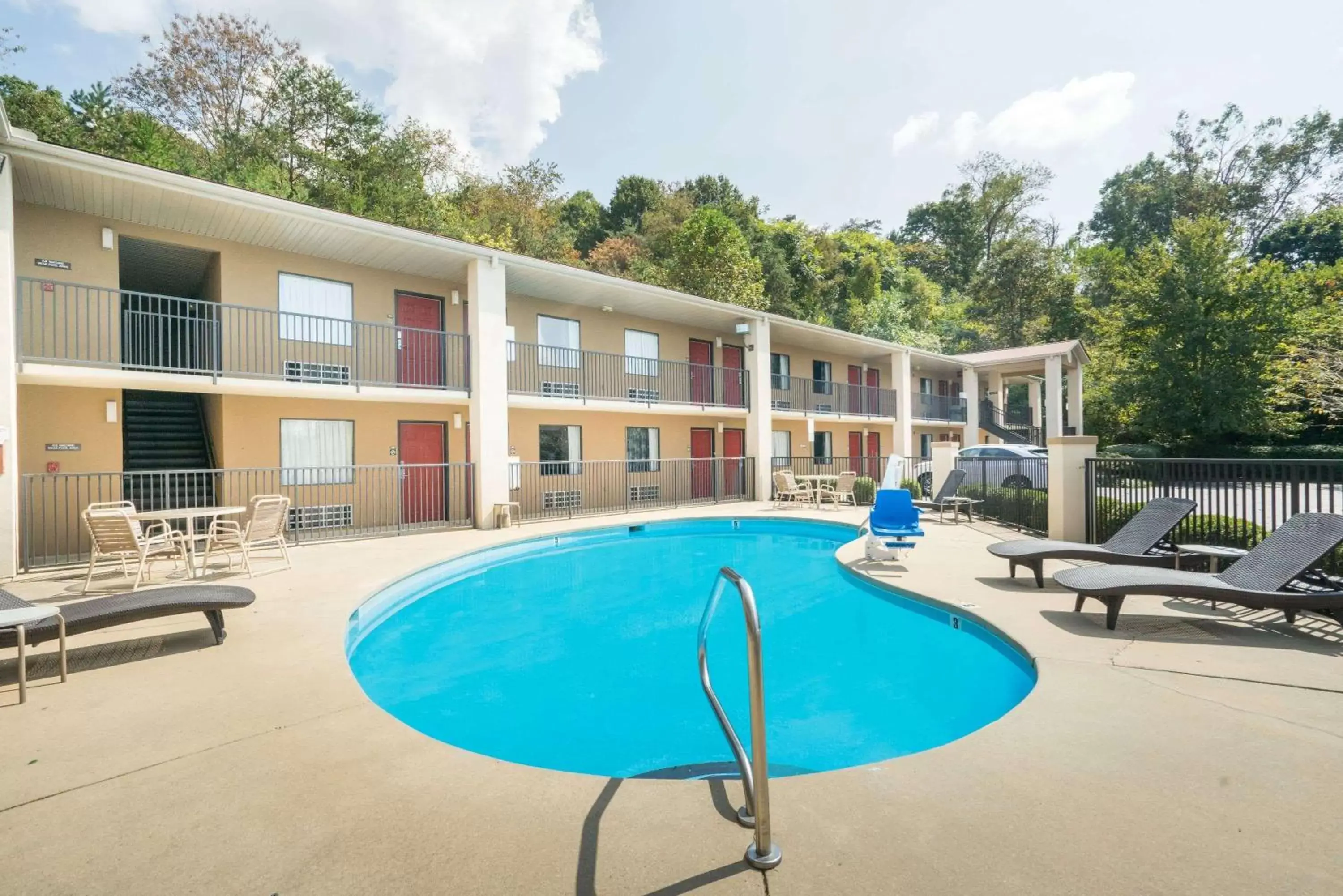 Property building, Swimming Pool in Days Inn by Wyndham Asheville Downtown North