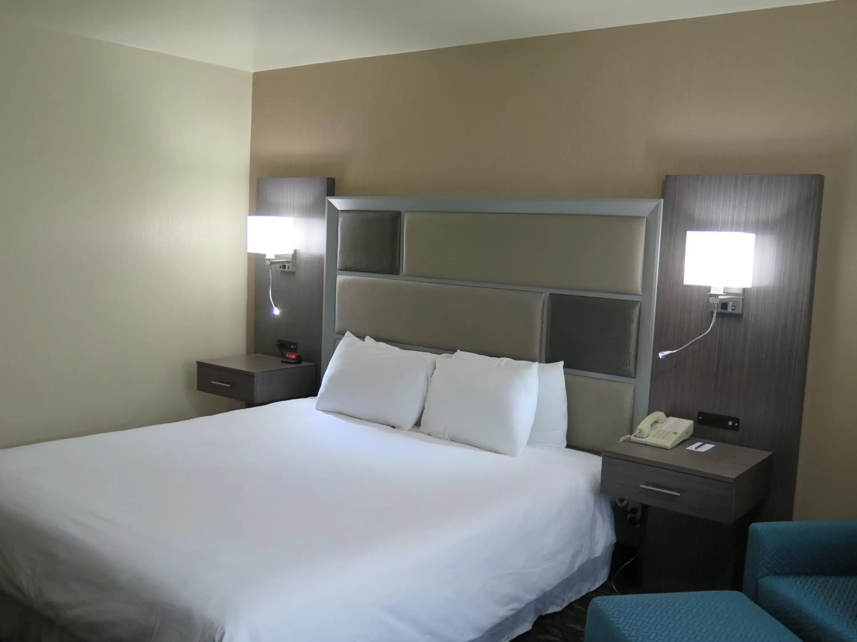 Photo of the whole room, Bed in Bonanza Inn and Suites