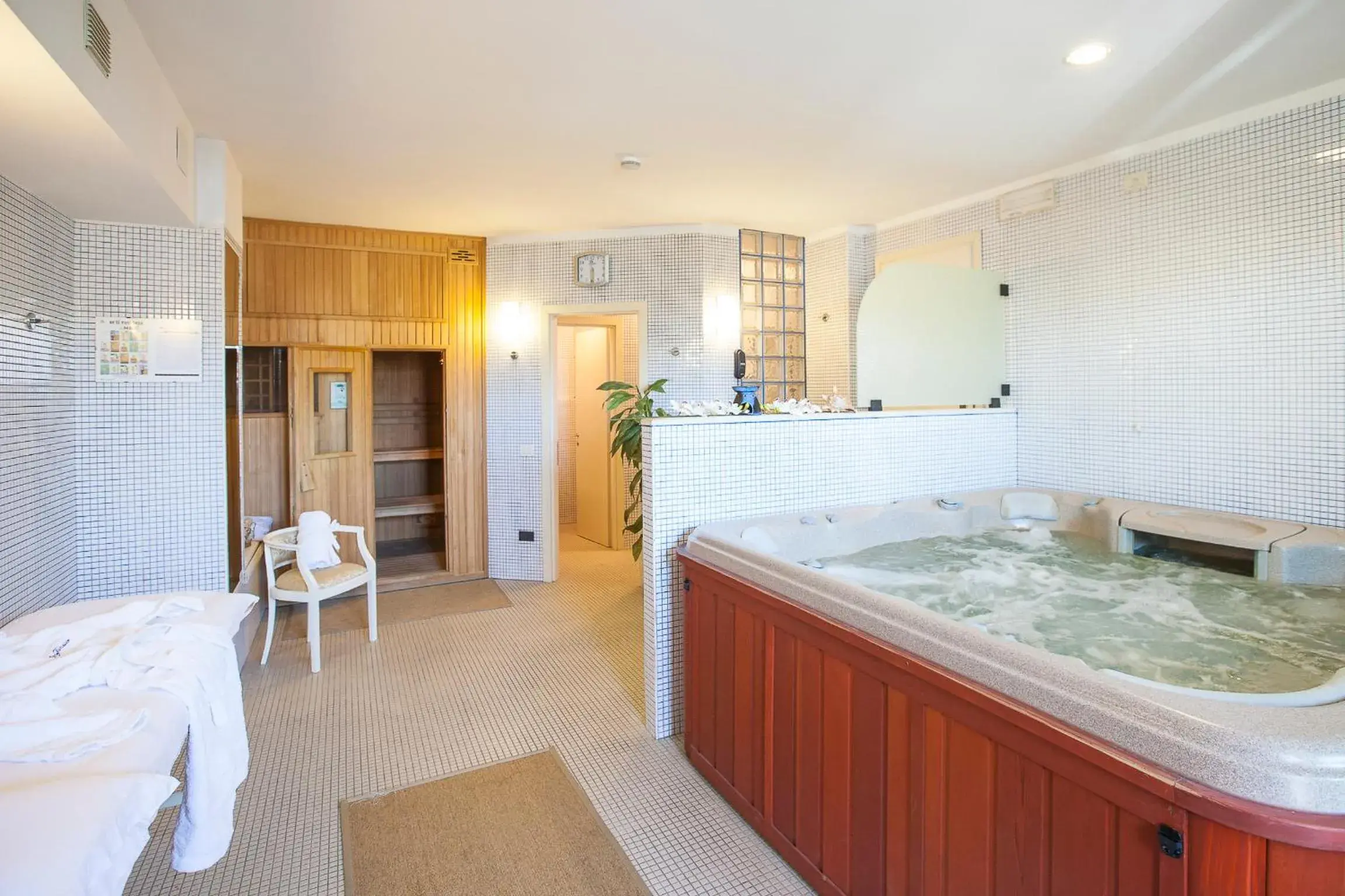 Hot Tub, Bathroom in Hotel San Francisco Spiaggia