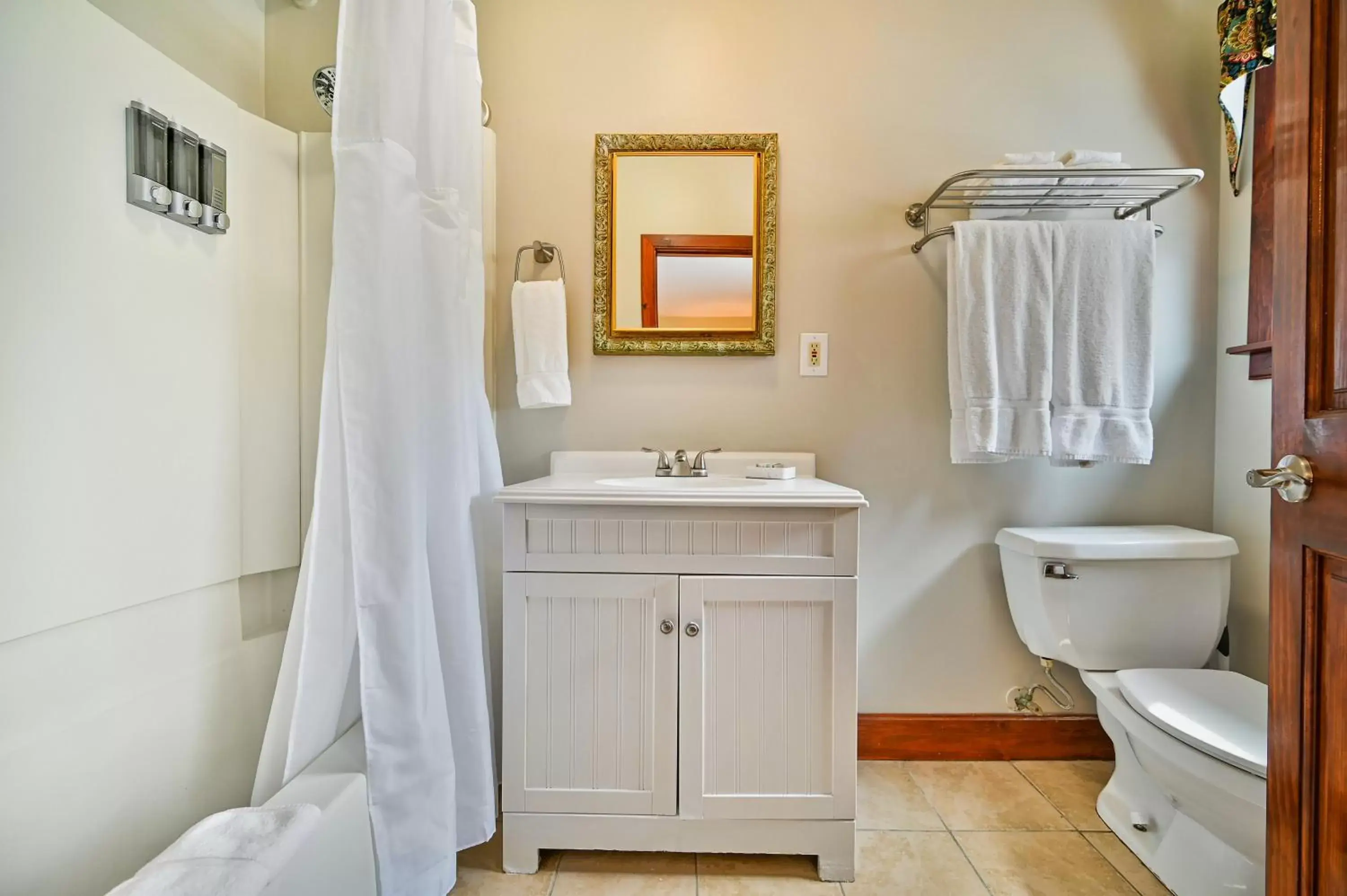 Shower, Bathroom in Tom Quick Inn