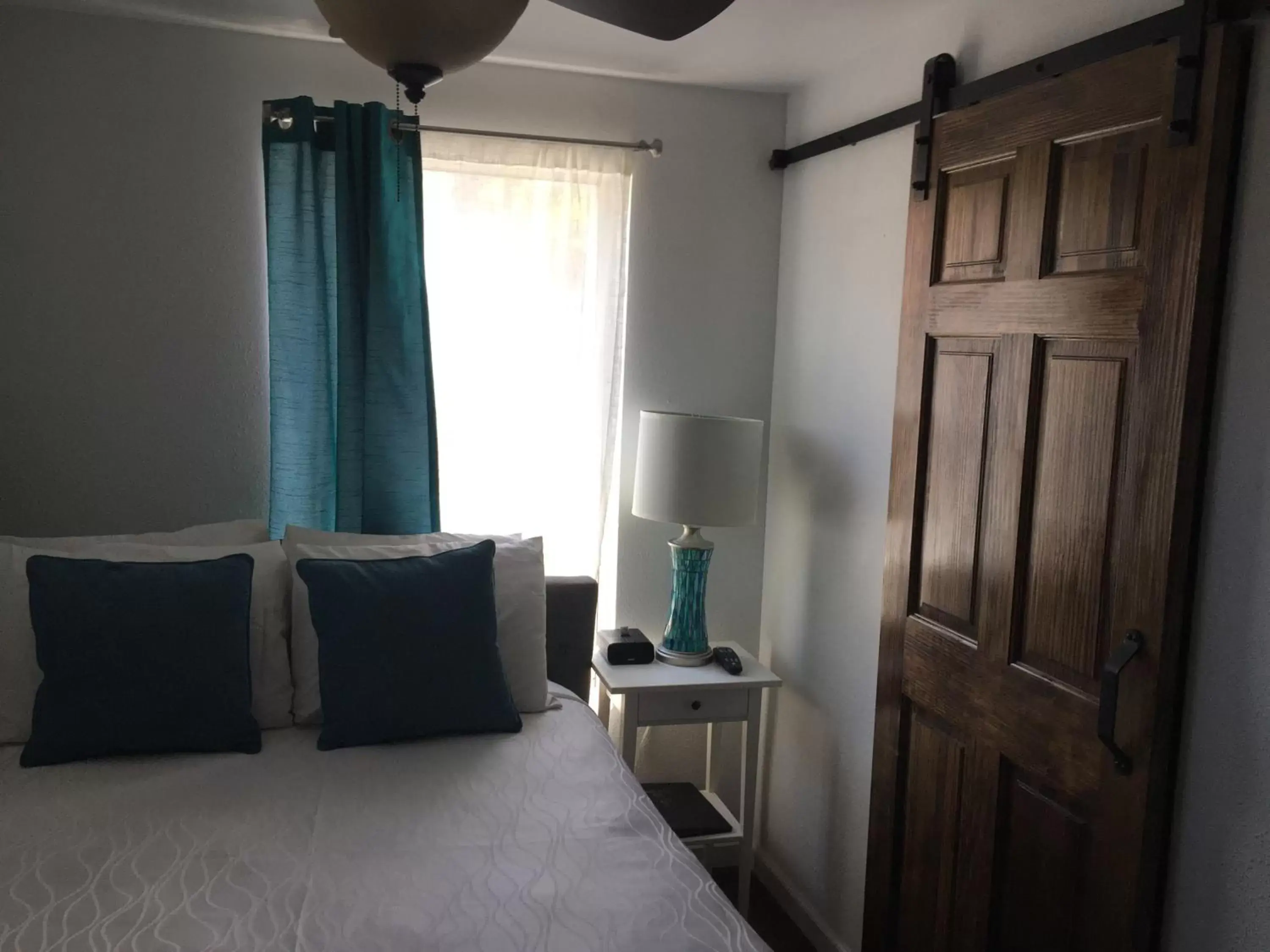 Bedroom, Bed in Catalina Island Seacrest Inn