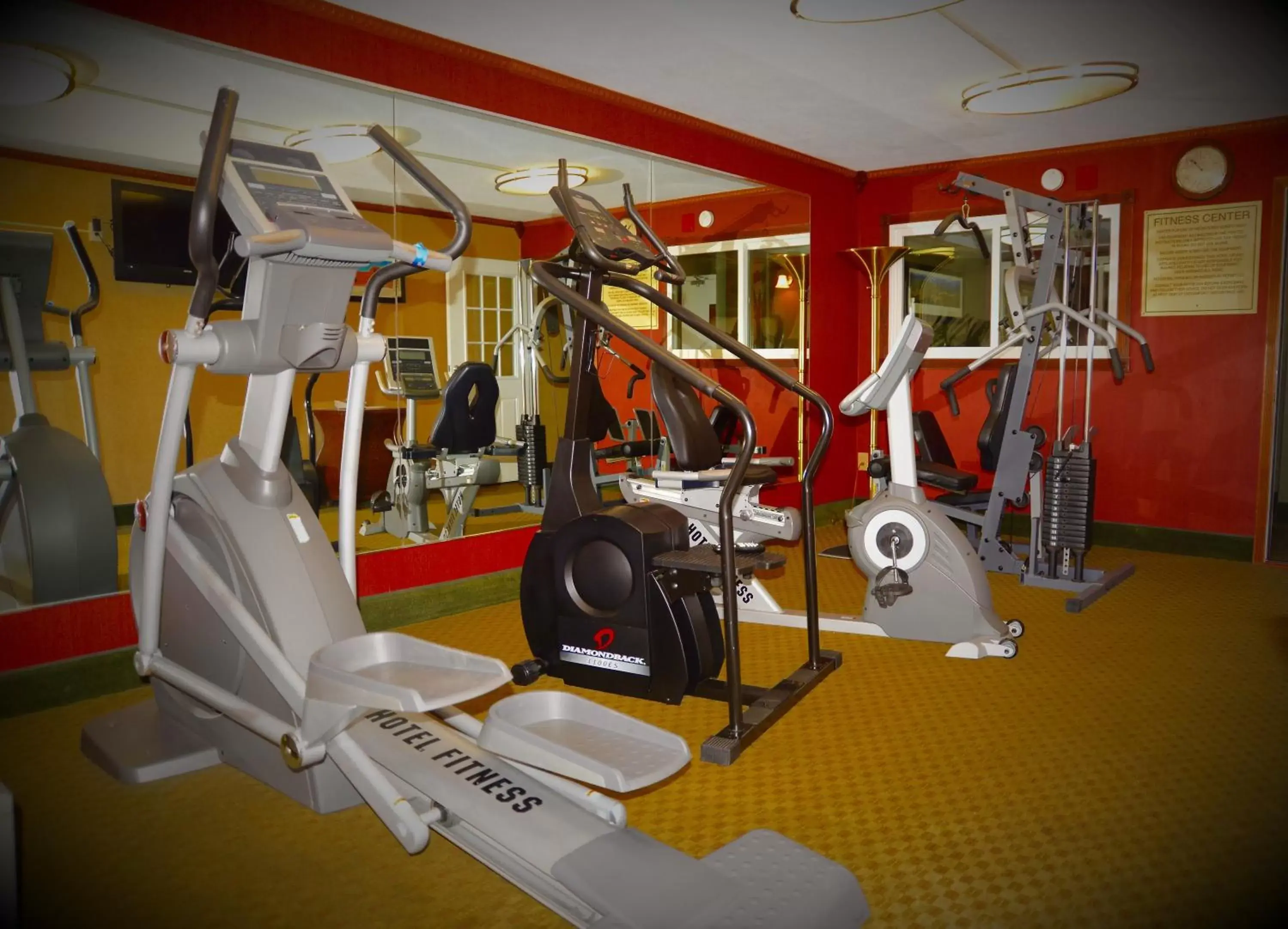 Fitness centre/facilities, Fitness Center/Facilities in Howard Johnson by Wyndham Gillette