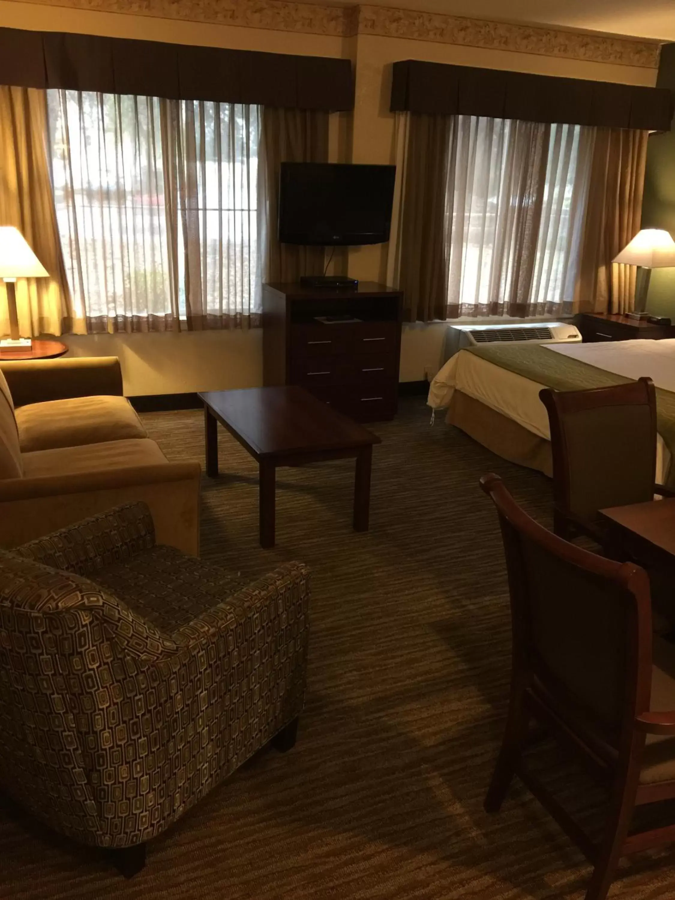 Living room, Seating Area in Hawthorn Suites by Wyndham Rancho Cordova/Folsom