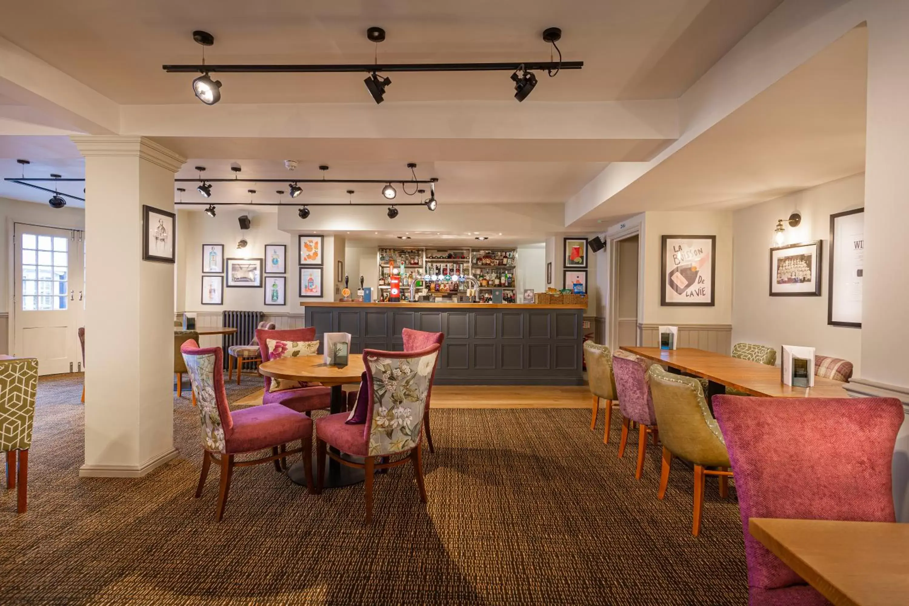 Lounge or bar, Restaurant/Places to Eat in The White Horse Hotel, Romsey, Hampshire