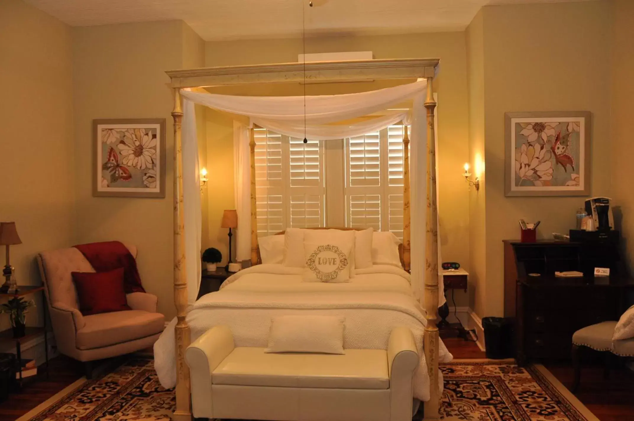 Bed, Seating Area in Trowell Historic Inn