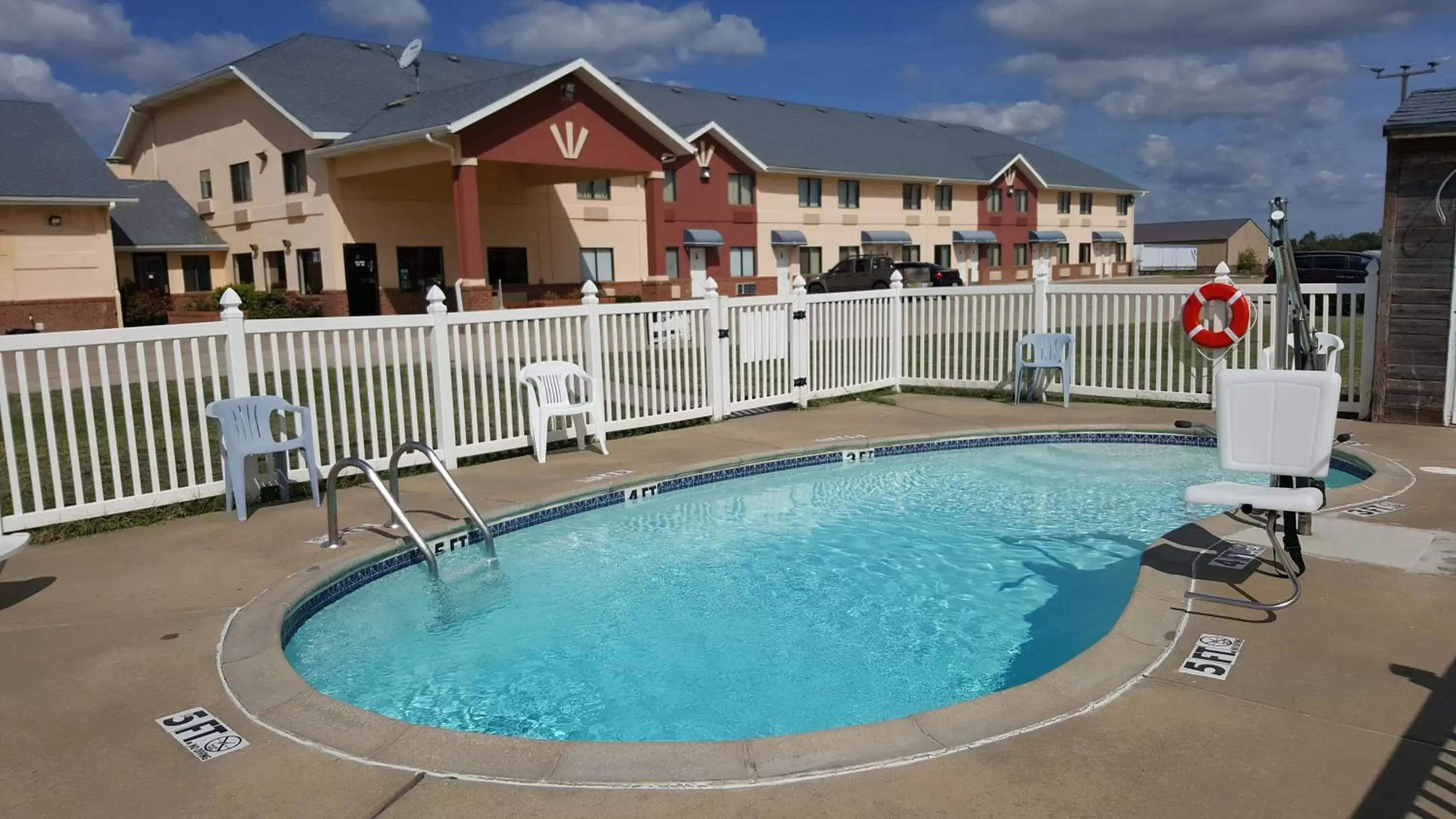 Swimming pool, Property Building in Americas Best Value Inn and Suites - Nevada