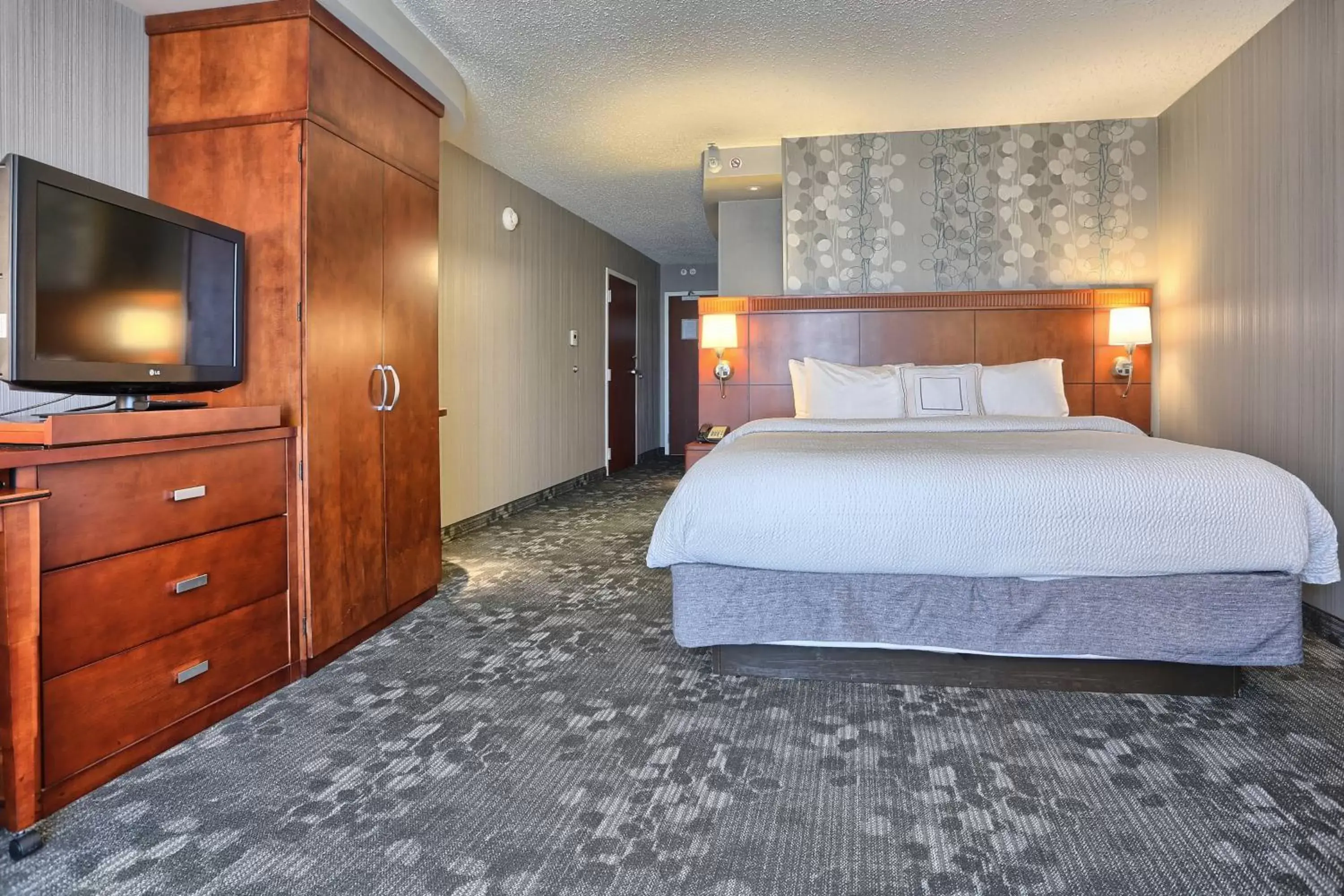 Photo of the whole room, Bed in Courtyard by Marriott Harrisburg West/Mechanicsburg