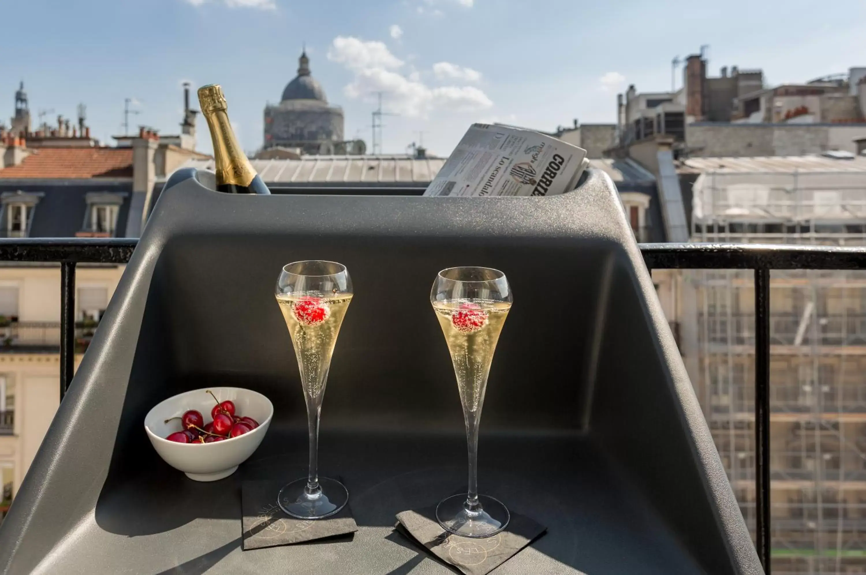 Alcoholic drinks, Balcony/Terrace in Hotel Les Bulles De Paris