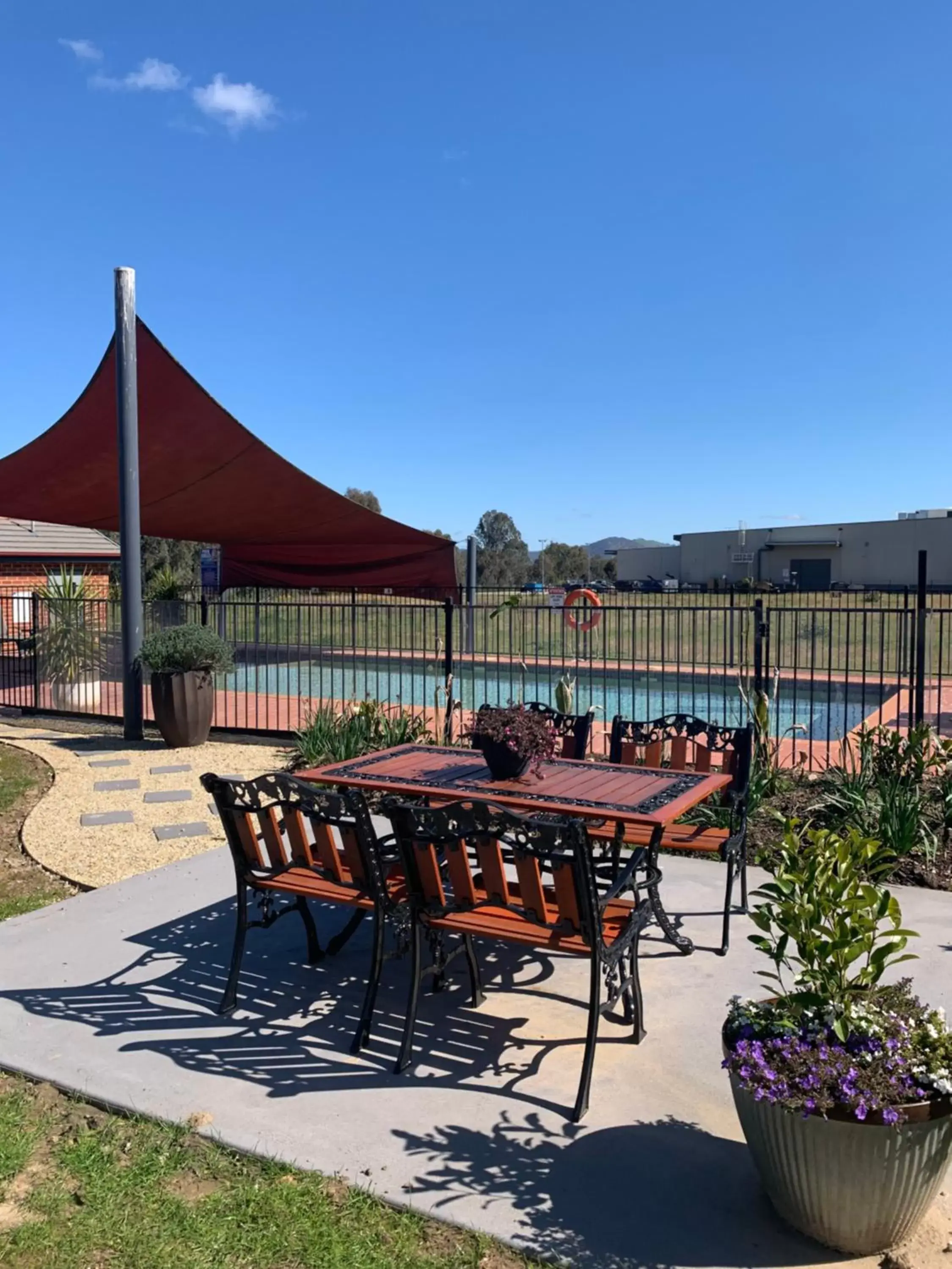 Swimming pool in Blazing Stump Motel & Suites