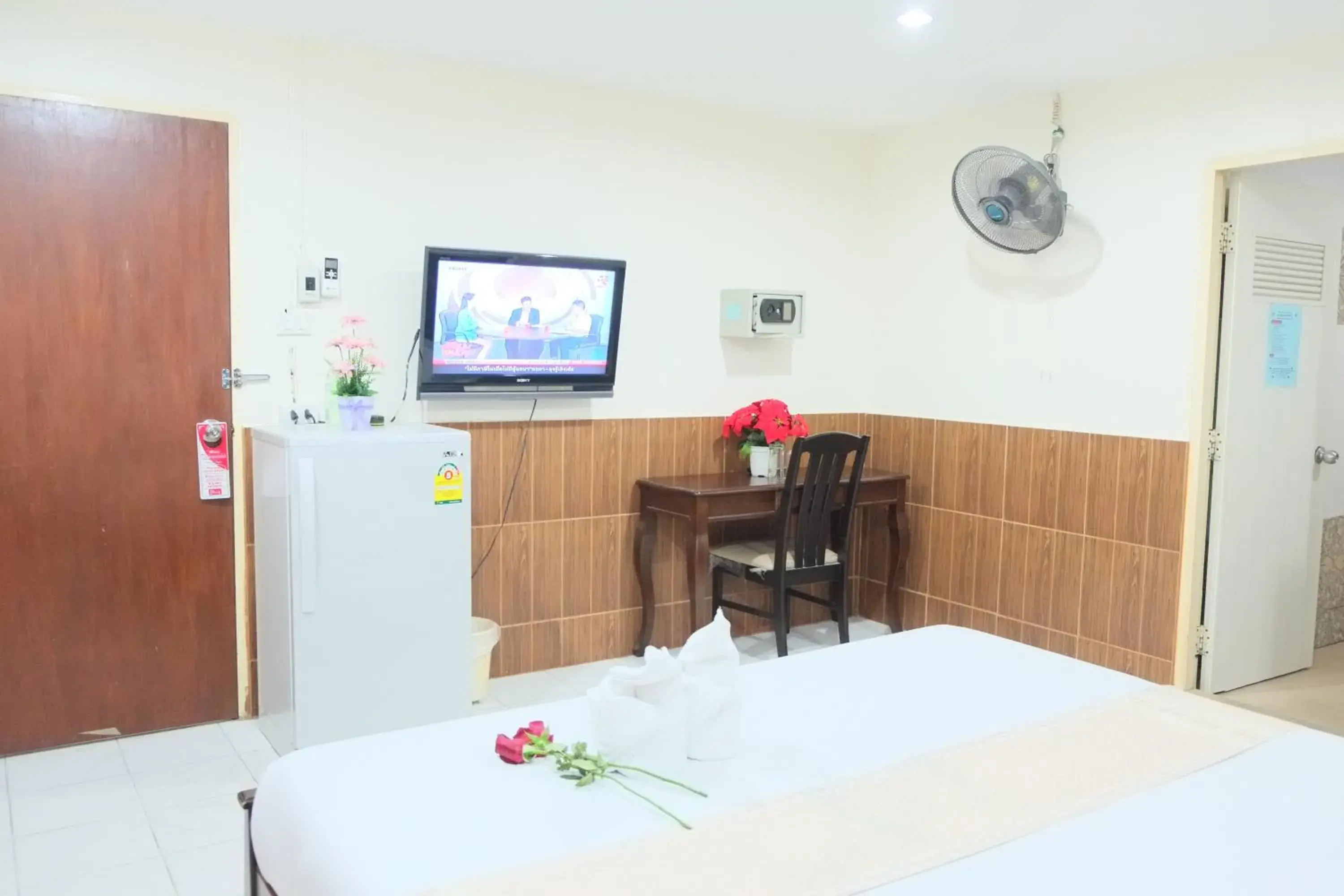 Bed, TV/Entertainment Center in The Siam Guest House (SHA Extra Plus)