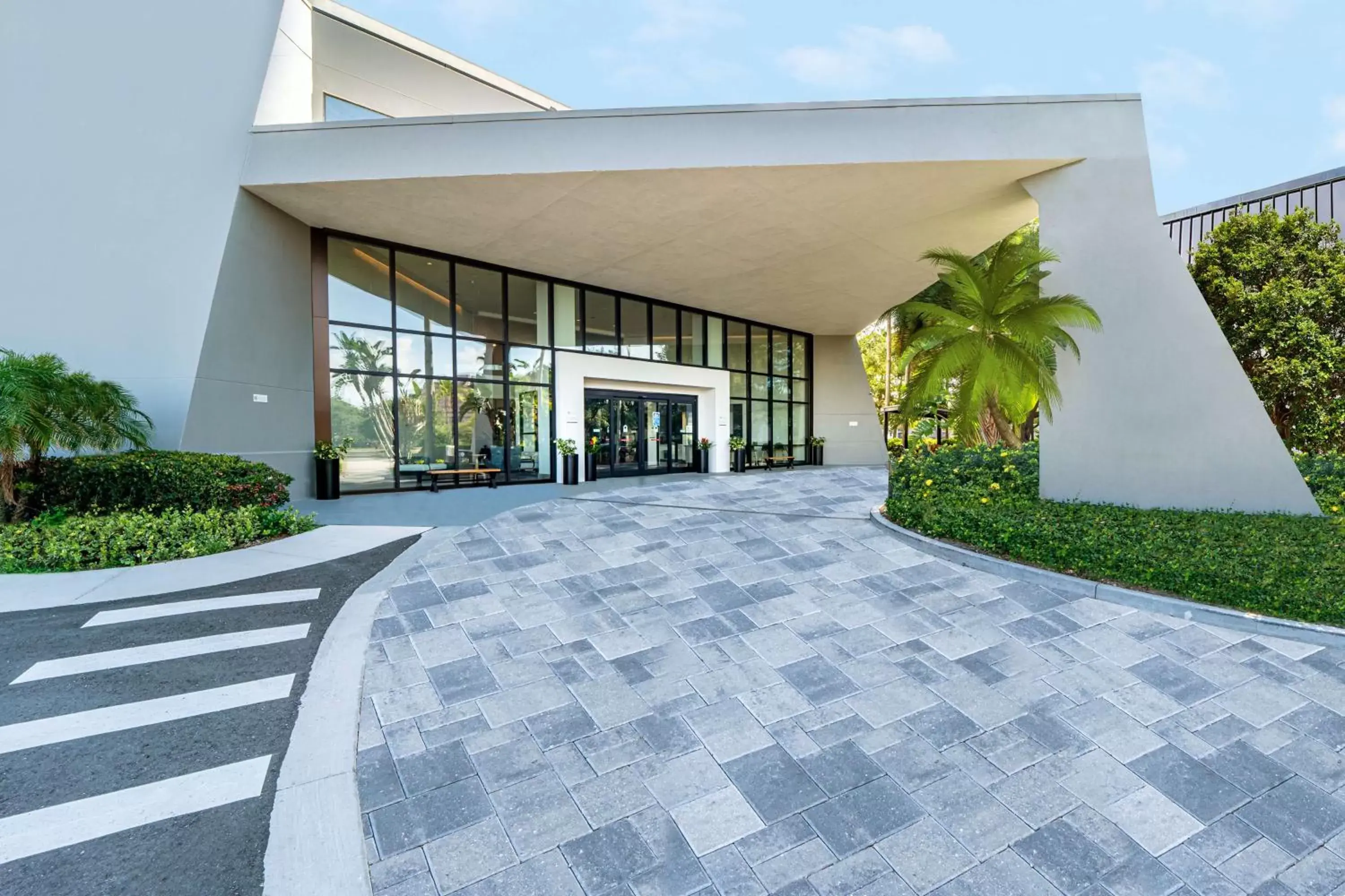 Property building in DoubleTree by Hilton Tampa Rocky Point Waterfront Property building in DoubleTree by Hilton Tampa Rocky Point Waterfront
