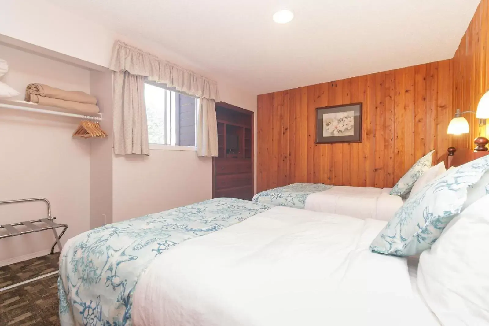 Bedroom, Bed in The Cedarwood Inn & Suites