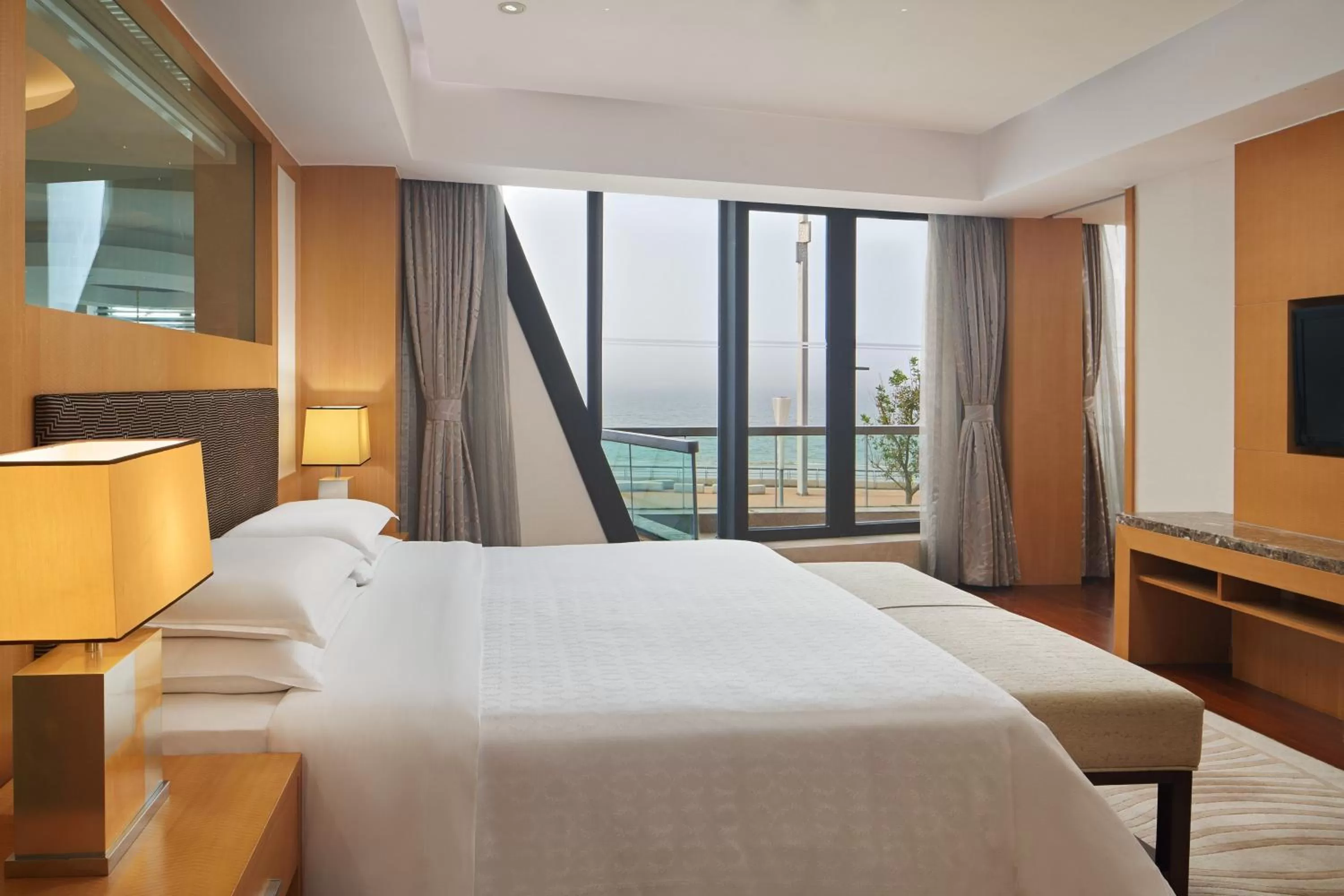 Bedroom, Bed in Sheraton Yantai Golden Beach Resort
