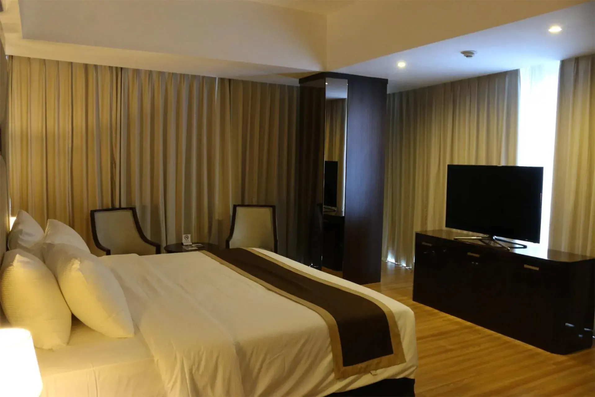 Photo of the whole room, Bed in Java Palace Hotel