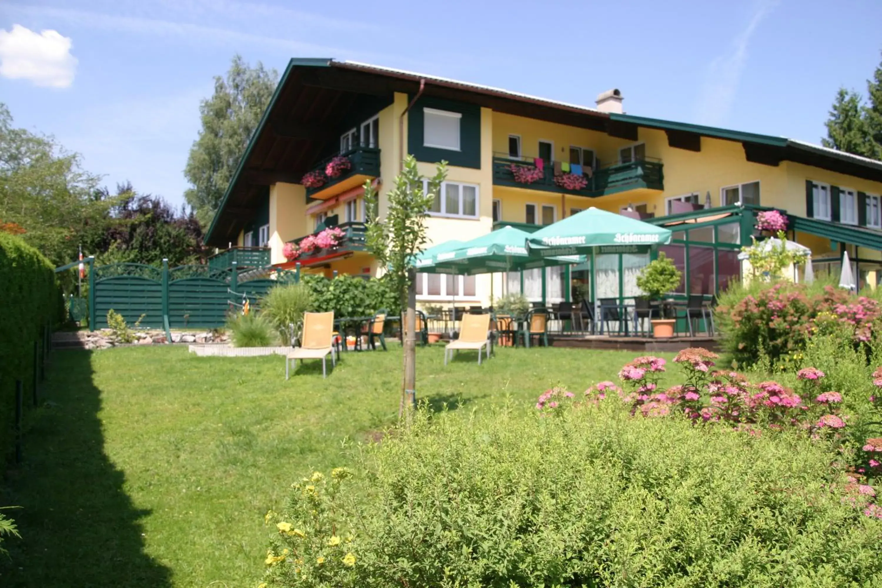 Garden, Property Building in Hotel-Restaurant Bellevue