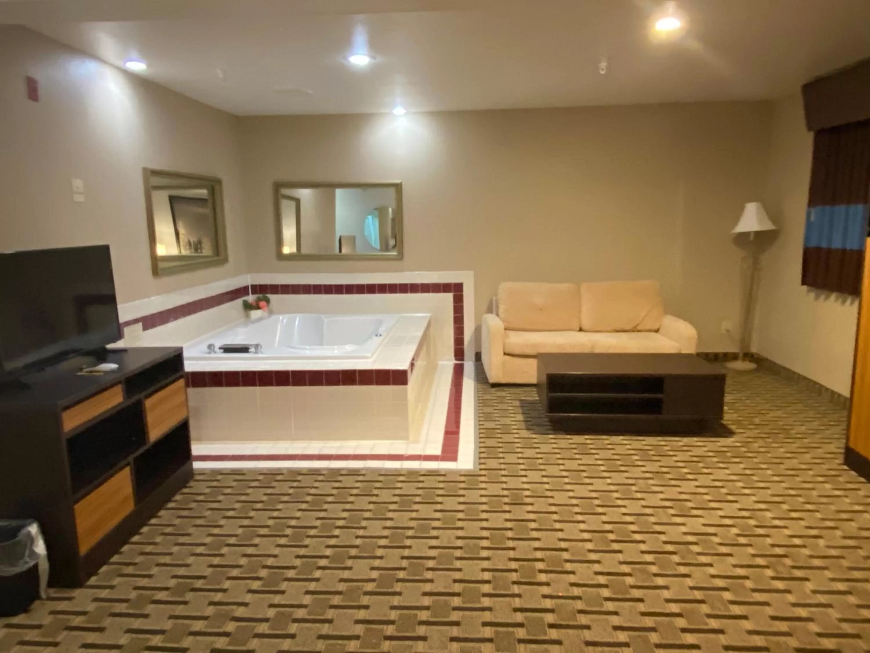Hot Tub, Bed in Super 8 by Wyndham Lynchburg VA
