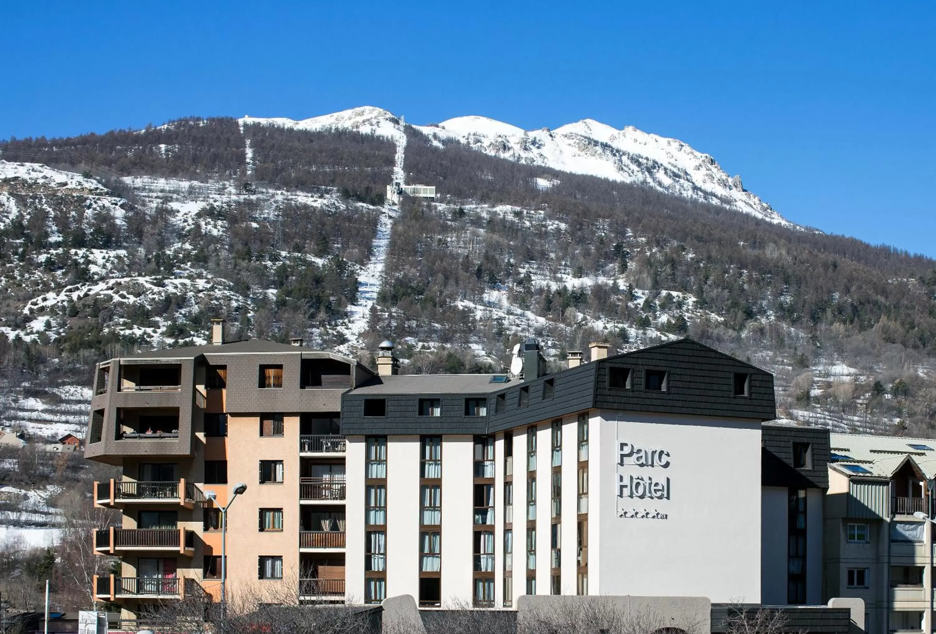 Property building in SOWELL HOTELS Le Parc & Spa Property building in SOWELL HOTELS Le Parc & Spa