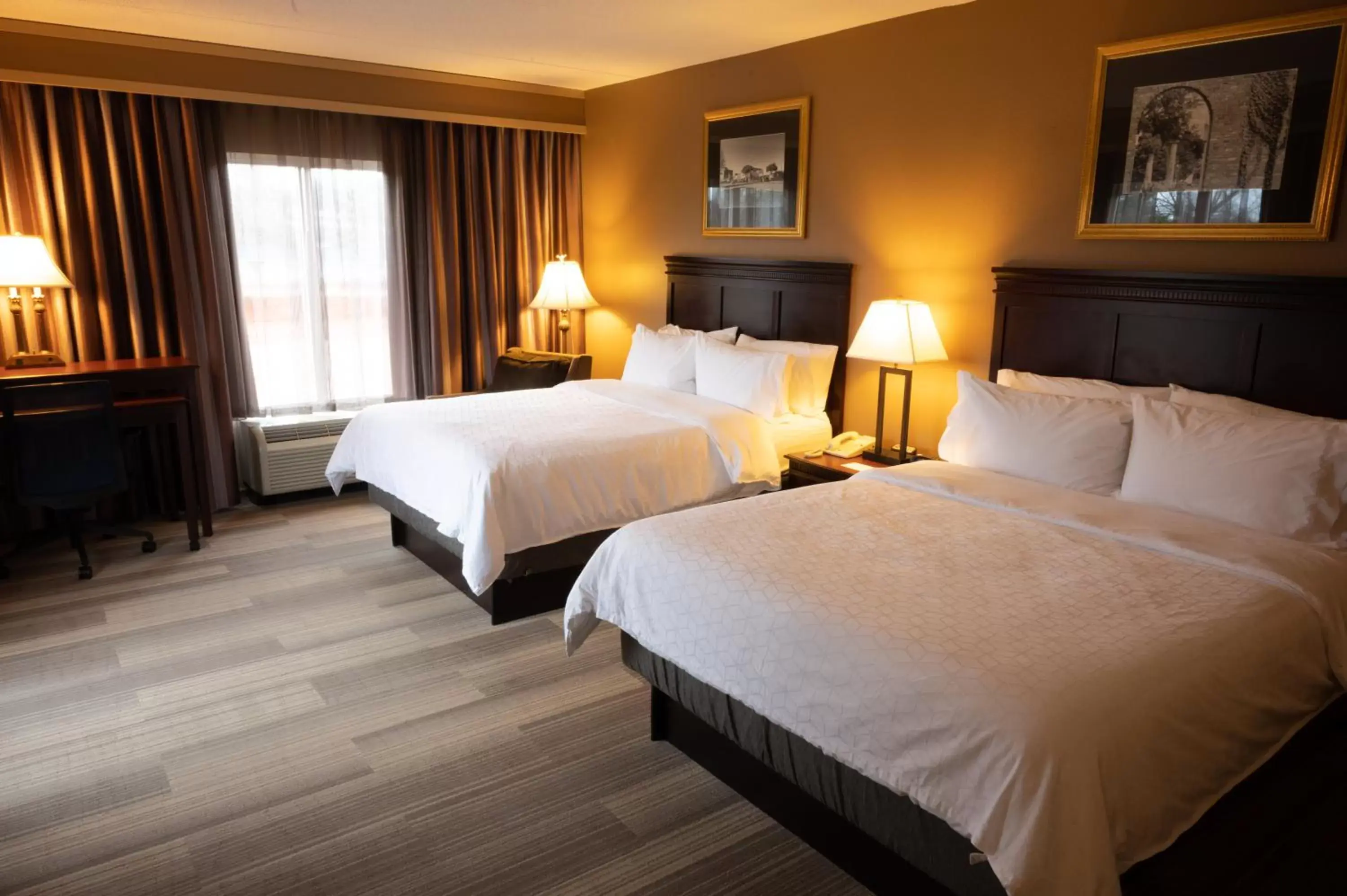 Bedroom, Bed in Holiday Inn Express & Suites - Tuscaloosa-University, an IHG Hotel