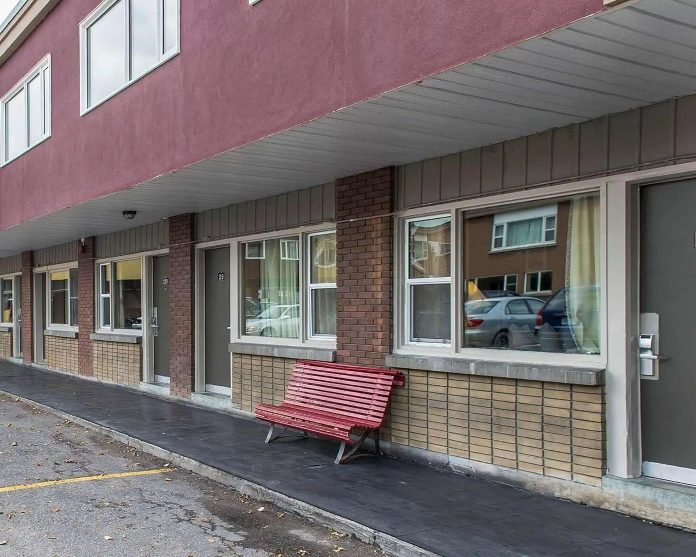 Property building in Econo Lodge Downtown Ottawa