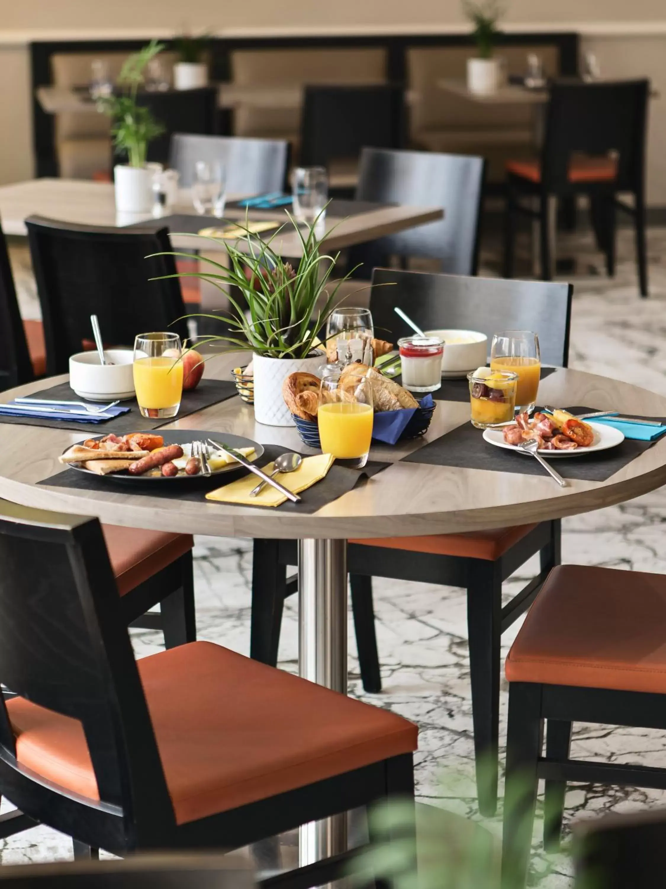 Breakfast, Restaurant/Places to Eat in Holiday Inn Toulon City Centre, an IHG Hotel