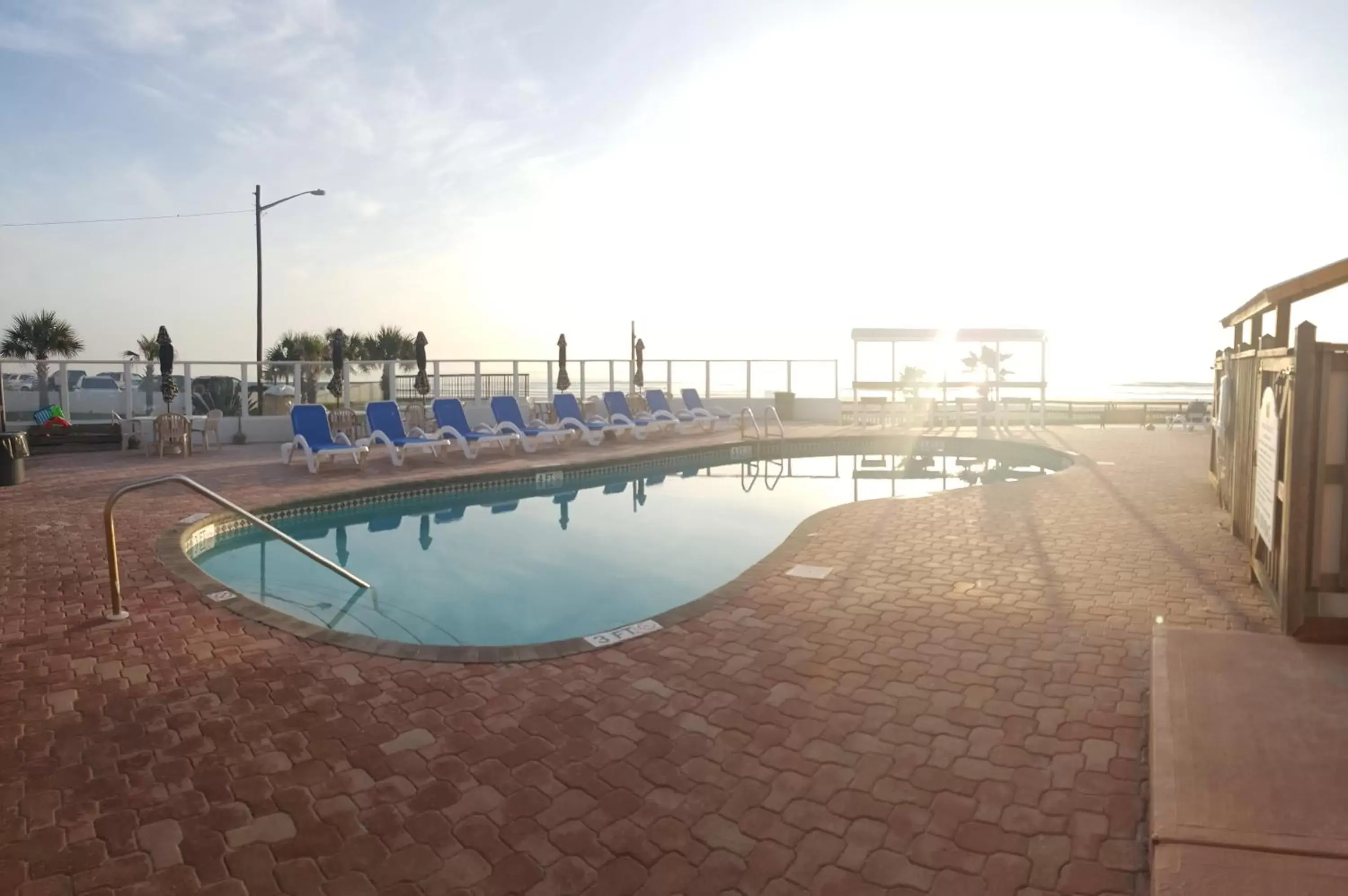 BBQ facilities, Swimming Pool in Cove Motel Oceanfront