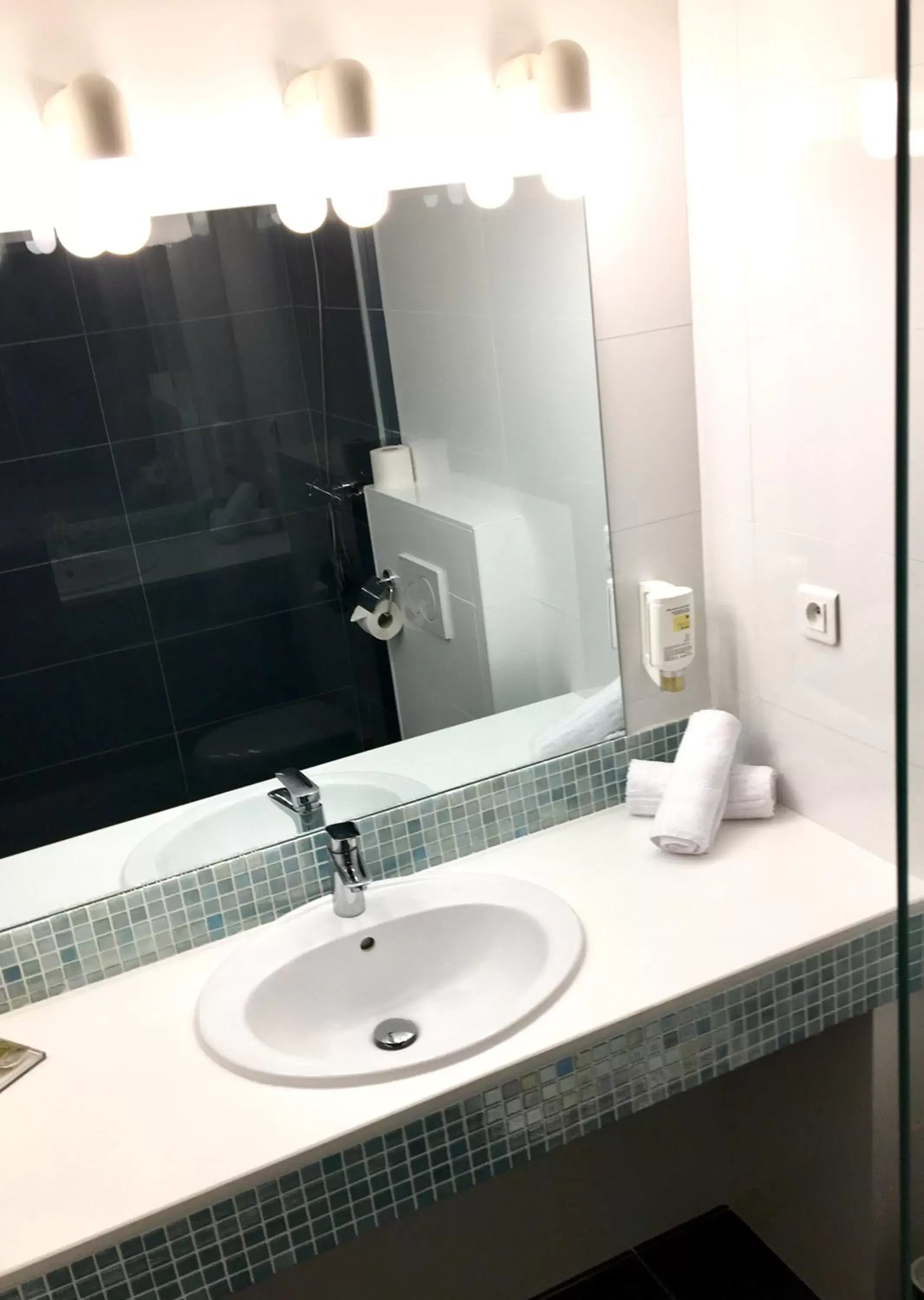 Shower, Bathroom in Amerique Hotel Palavas - Piscine & Parking - Plage